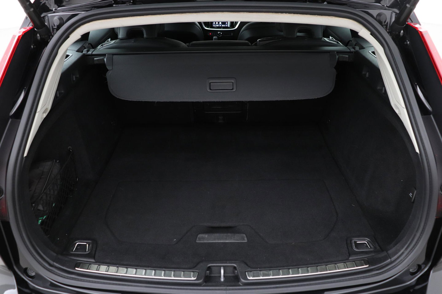 Volvo V60 B4 Plus Bright | ACC | Harman/Kardon | Trekhaak | 360° Camera | Stoel+Stuurverwarming | Keyless | Leder | 18 Inch