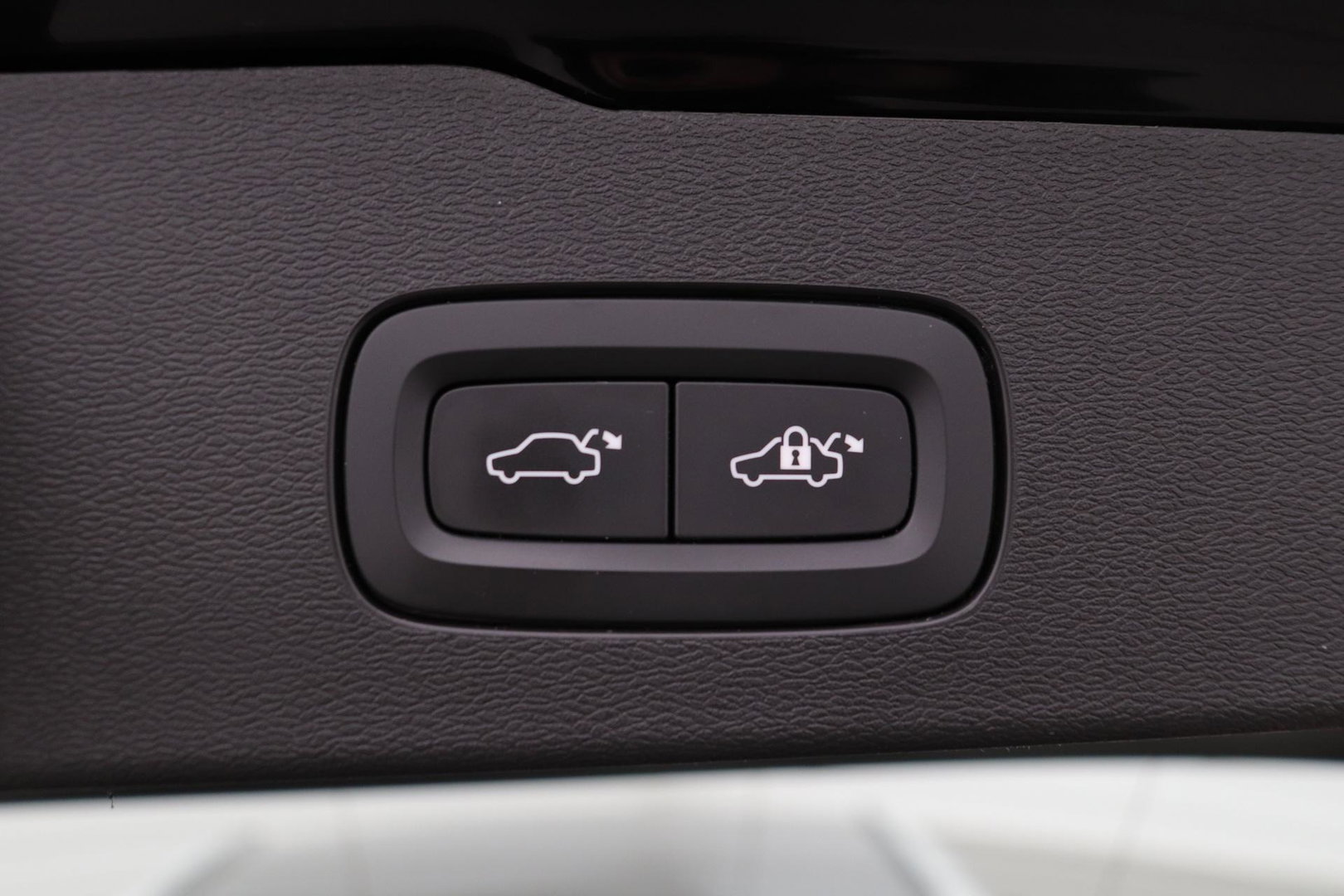 Volvo V60 B4 Plus Bright | ACC | Harman/Kardon | Trekhaak | 360° Camera | Stoel+Stuurverwarming | Keyless | Leder | 18 Inch