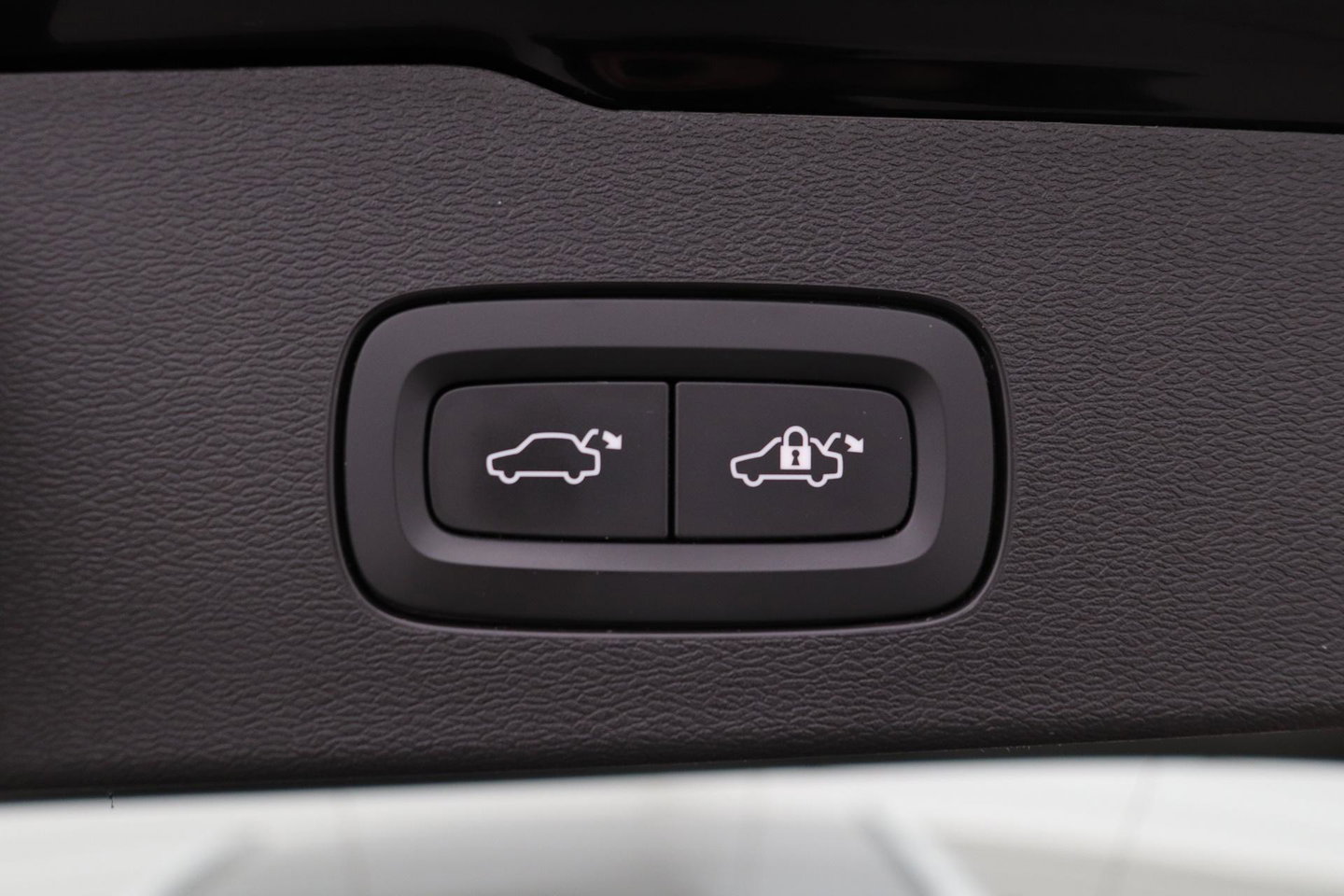 Volvo V60 B4 Plus Bright | ACC | Harman/Kardon | Trekhaak | 360° Camera | Stoel+Stuurverwarming | Keyless | Leder | 18 Inch