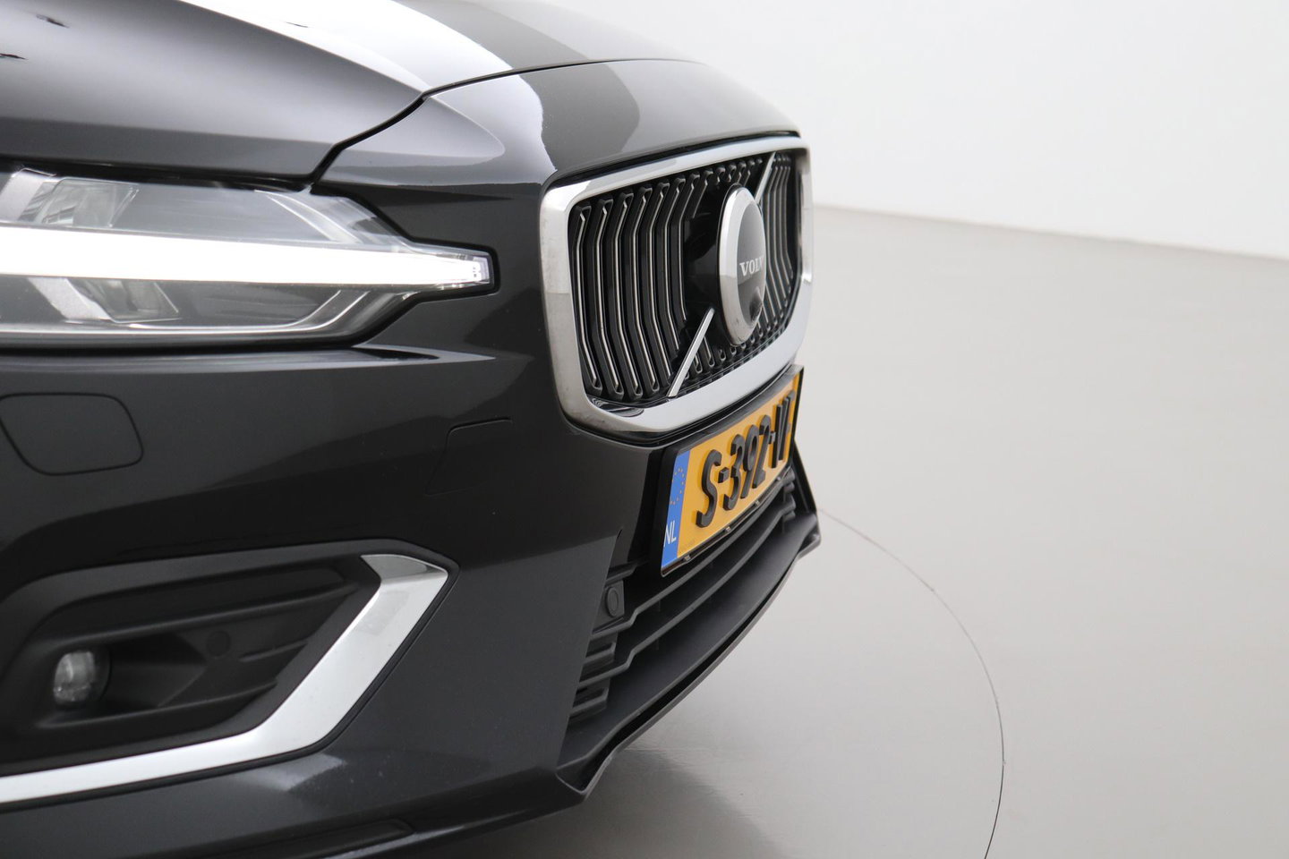 Volvo V60 B4 Plus Bright | ACC | Harman/Kardon | Trekhaak | 360° Camera | Stoel+Stuurverwarming | Keyless | Leder | 18 Inch