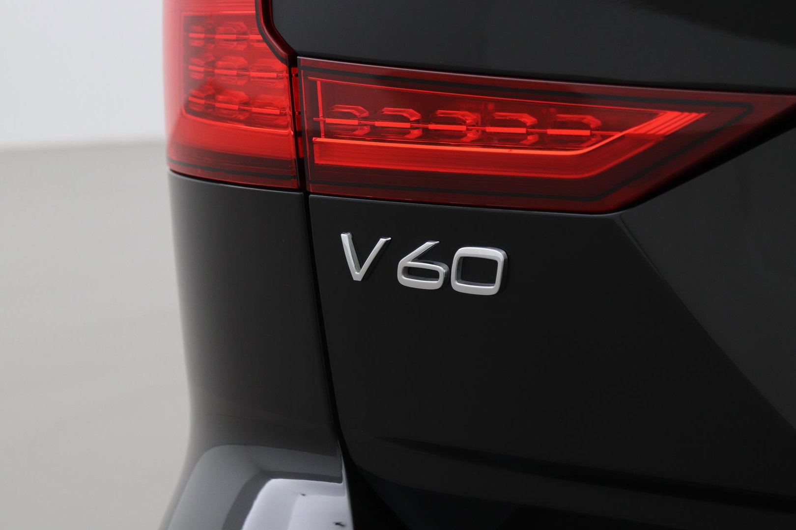 Volvo V60 B4 Plus Bright | ACC | Harman/Kardon | Trekhaak | 360° Camera | Stoel+Stuurverwarming | Keyless | Leder | 18 Inch