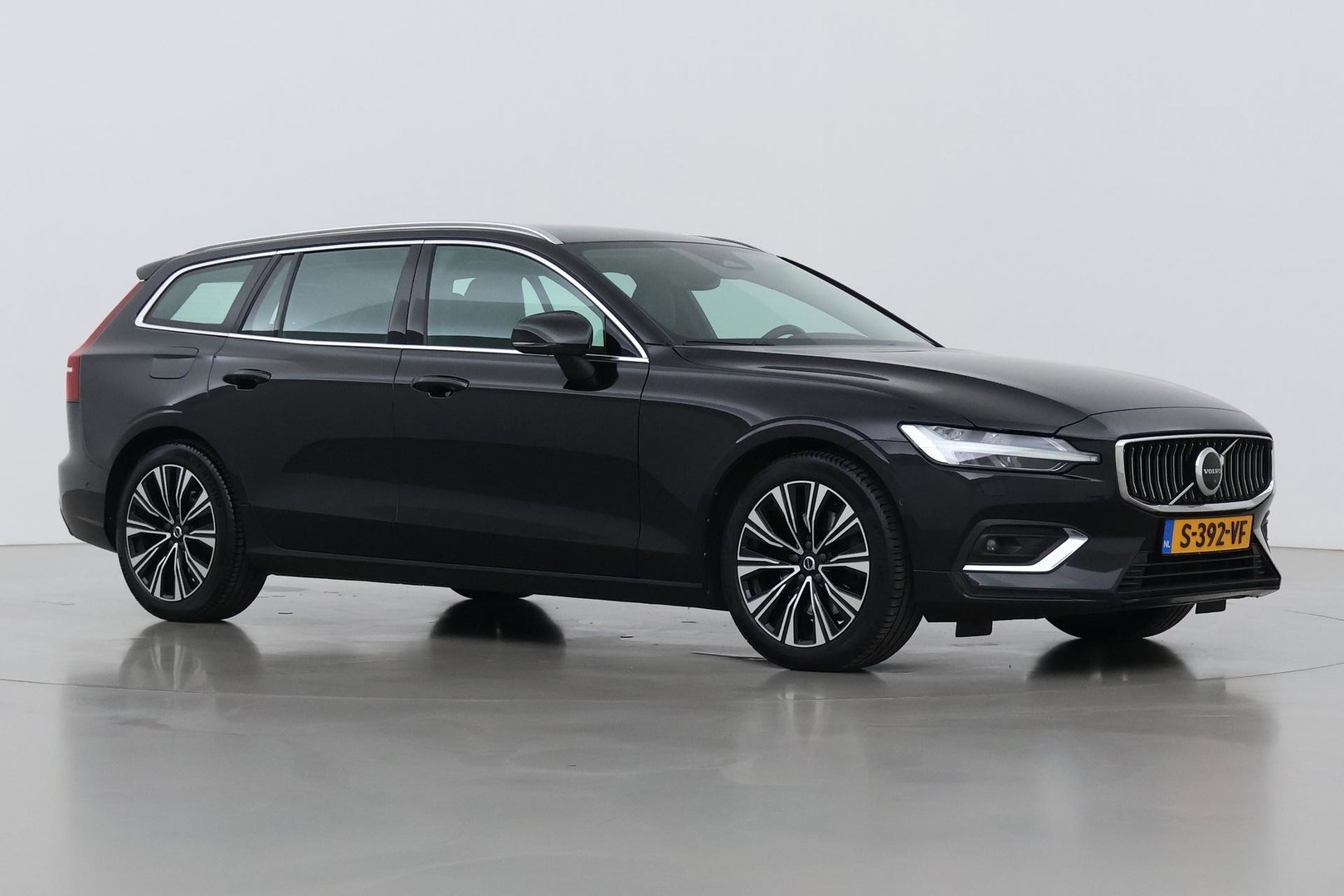 Volvo V60 B4 Plus Bright | ACC | Harman/Kardon | Trekhaak | 360° Camera | Stoel+Stuurverwarming | Keyless | Leder | 18 Inch