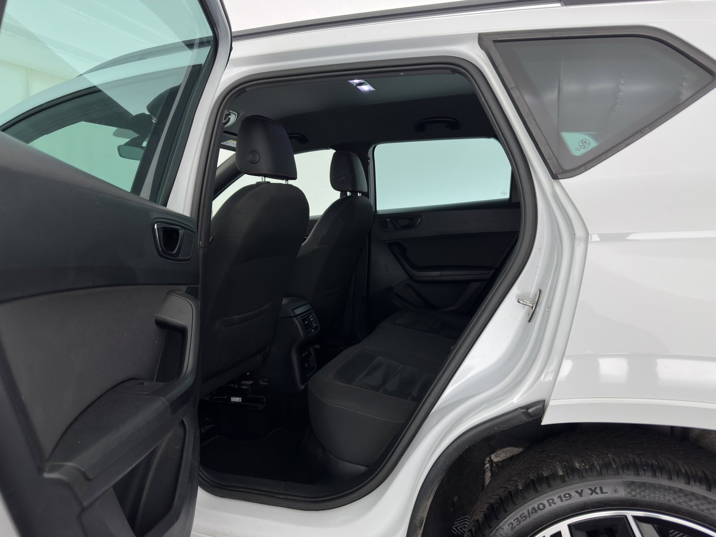 SEAT Ateca 1.5 TSI FR Business Intense (INCL.BTW) *LEATHER-MICROFIBRE | FULL-LED | DIGI-COCKPIT | BEATS-AUDIO | TOP-VIEW | KEYLESS | CARPLAY | NAVI-FULLMAP | DAB+ | SPORT-SEATS | PRIVACY-GLASS | ECC | PDC | CRUISE | 19''ALU | TOWB