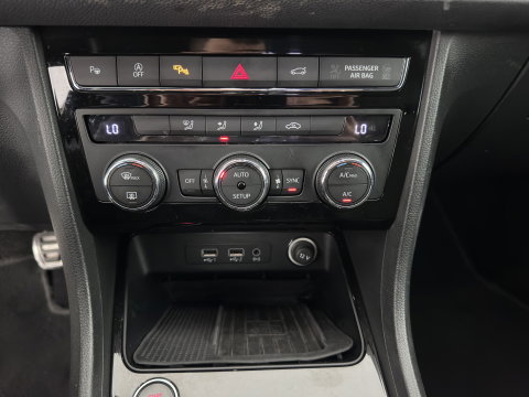 SEAT Ateca 1.5 TSI FR Business Intense (INCL.BTW) *LEATHER-MICROFIBRE | FULL-LED | DIGI-COCKPIT | BEATS-AUDIO | TOP-VIEW | KEYLESS | CARPLAY | NAVI-FULLMAP | DAB+ | SPORT-SEATS | PRIVACY-GLASS | ECC | PDC | CRUISE | 19''ALU | TOWB