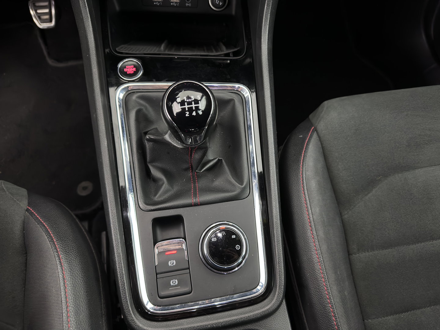 SEAT Ateca 1.5 TSI FR Business Intense (INCL.BTW) *LEATHER-MICROFIBRE | FULL-LED | DIGI-COCKPIT | BEATS-AUDIO | TOP-VIEW | KEYLESS | CARPLAY | NAVI-FULLMAP | DAB+ | SPORT-SEATS | PRIVACY-GLASS | ECC | PDC | CRUISE | 19''ALU | TOWB