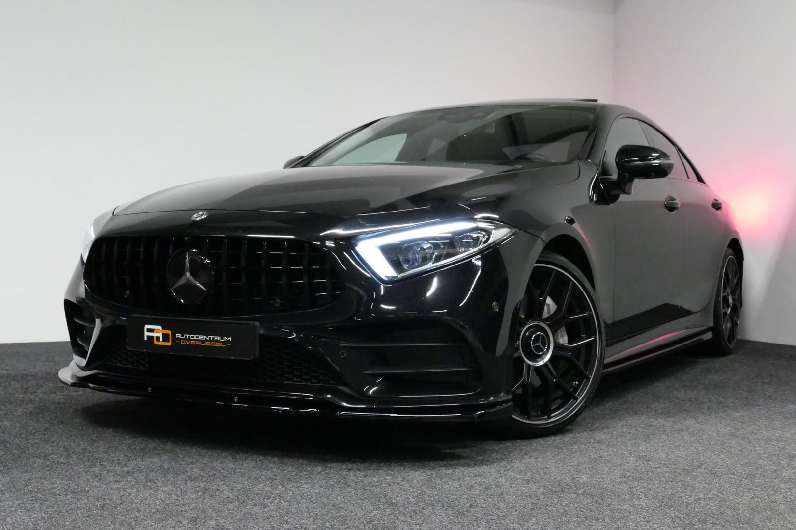 Mercedes-Benz CLS 450 4MATIC AMG Line / CLS63 AMG Diffuser / Panamericana Grille / Maxton Design Bodykit / Schuif-/kanteldak / Multibeam LED / Apple Carplay - Android Auto / 360 graden Camera / 20'' LMV / Stoelverwarming / Achteruitrijcamera / Dodehoek detectie