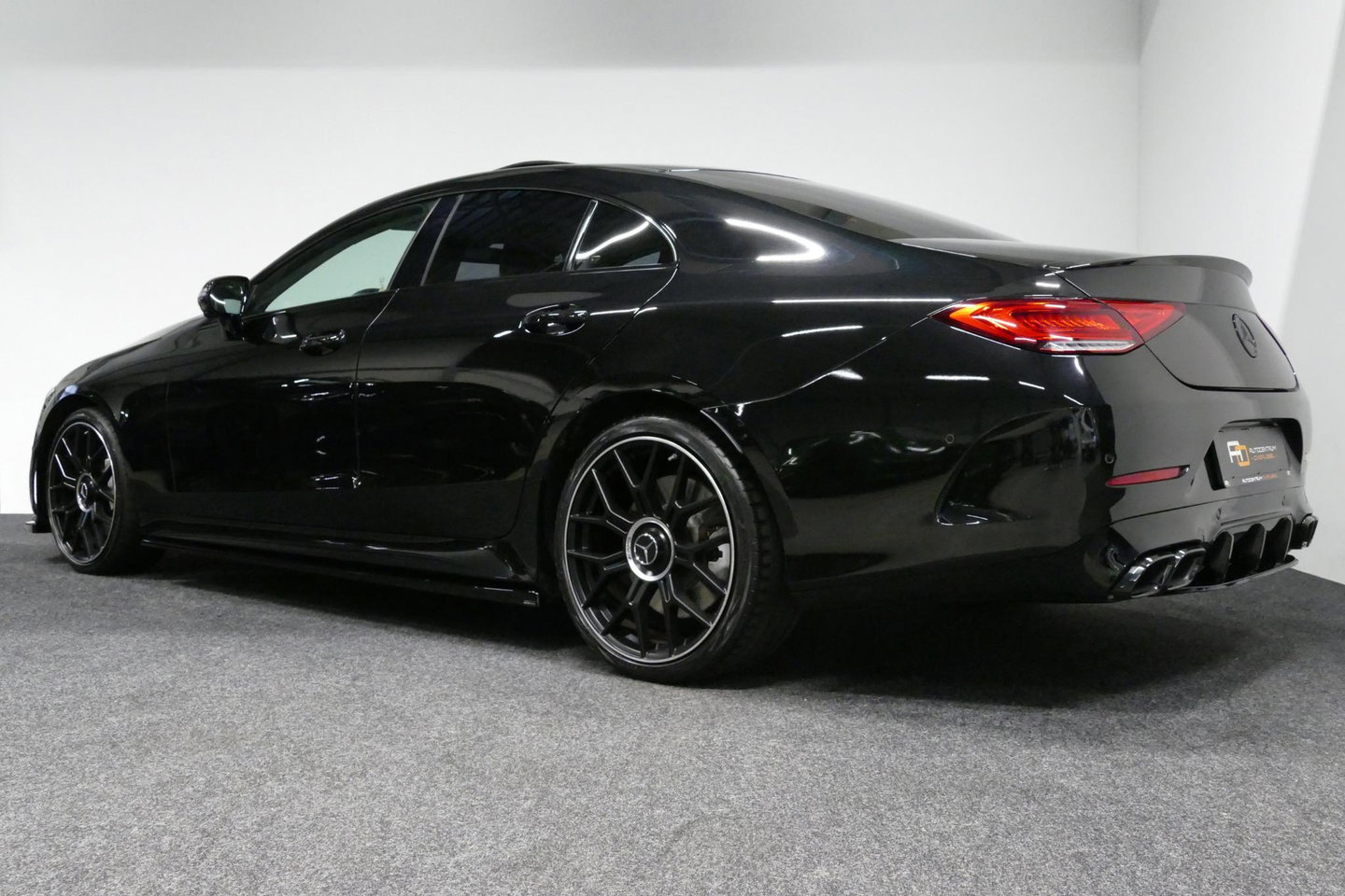 Mercedes-Benz CLS 450 4MATIC AMG Line / CLS63 AMG Diffuser / Panamericana Grille / Maxton Design Bodykit / Schuif-/kanteldak / Multibeam LED / Apple Carplay - Android Auto / 360 graden Camera / 20'' LMV / Stoelverwarming / Achteruitrijcamera / Dodehoek detectie