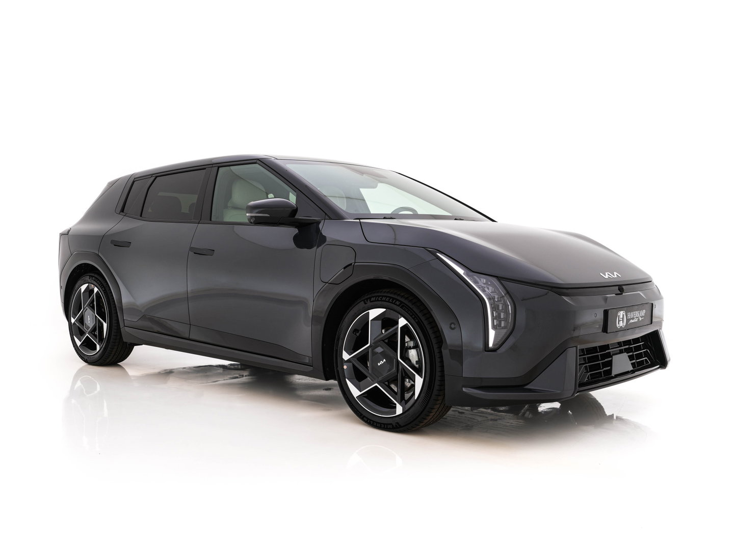 Kia EV4 GT-Line 81.4 kWh (3-Fase-11kW) { SoH-100%} Aut. *HEATPUMP | LEATHER | HARMAN/KARDON | PREMIUM-RELAX-SEATS | ADAPTIVE-LED | V2L | TOPVIEW | CARPLAY | BLINDSPOT | DIGI-COCKPIT | PRIVACY-GLASS | ECC | PDC | HEATED /VENTILATED | 19"ALU*
