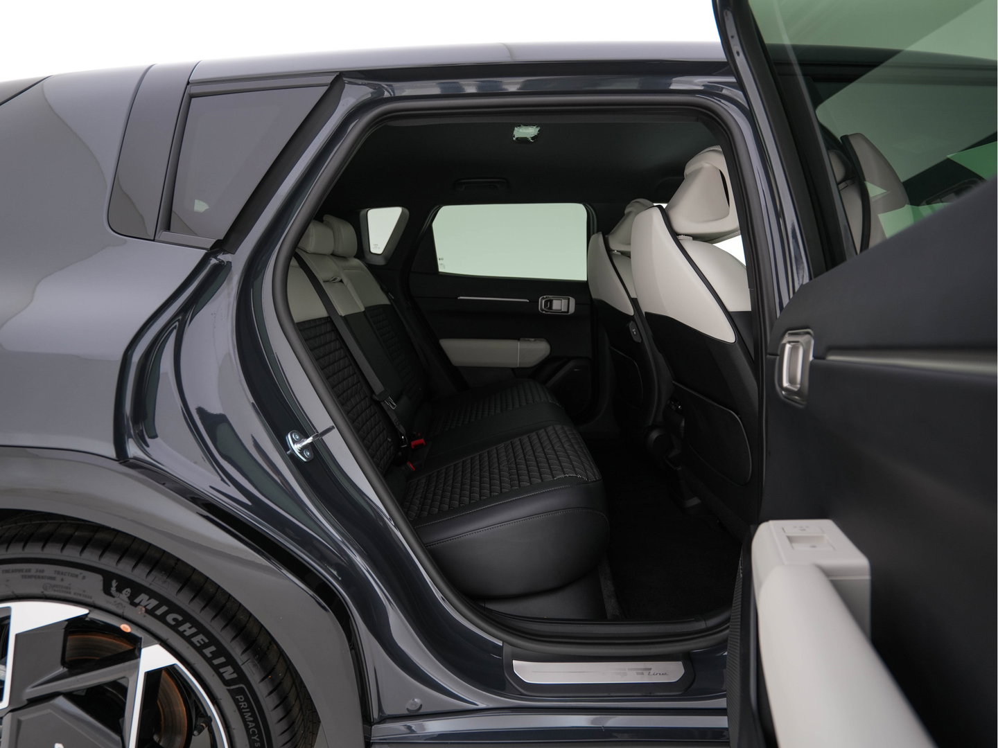 Kia EV4 GT-Line 81.4 kWh (3-Fase-11kW) { SoH-100%} Aut. *HEATPUMP | LEATHER | HARMAN/KARDON | PREMIUM-RELAX-SEATS | ADAPTIVE-LED | V2L | TOPVIEW | CARPLAY | BLINDSPOT | DIGI-COCKPIT | PRIVACY-GLASS | ECC | PDC | HEATED /VENTILATED | 19"ALU*