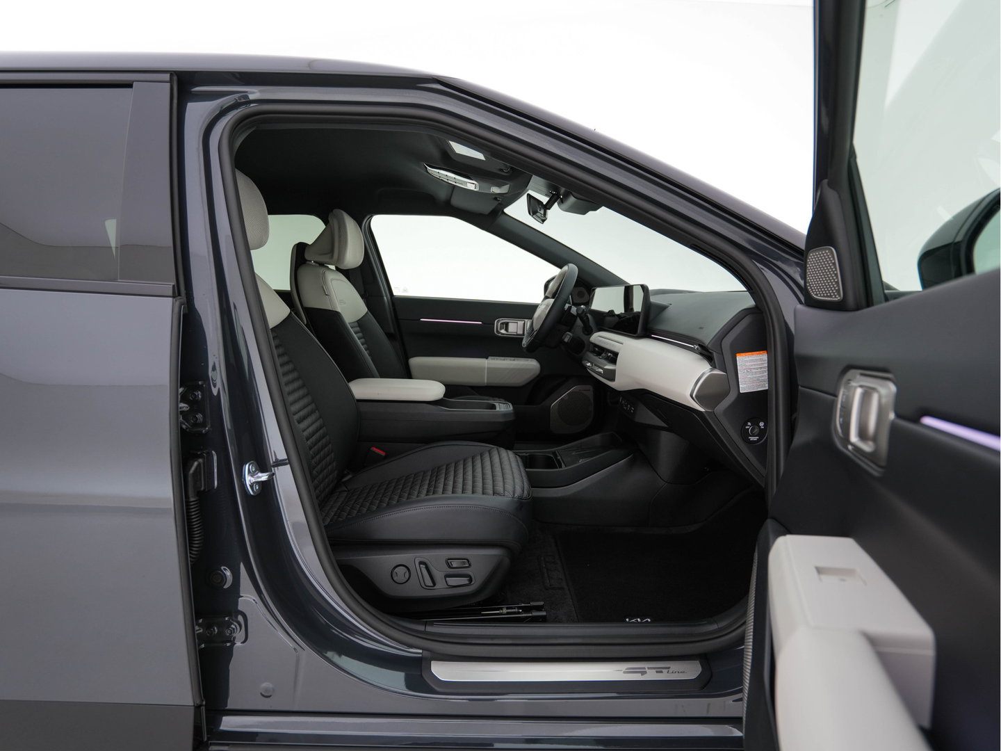 Kia EV4 GT-Line 81.4 kWh (3-Fase-11kW) { SoH-100%} Aut. *HEATPUMP | LEATHER | HARMAN/KARDON | PREMIUM-RELAX-SEATS | ADAPTIVE-LED | V2L | TOPVIEW | CARPLAY | BLINDSPOT | DIGI-COCKPIT | PRIVACY-GLASS | ECC | PDC | HEATED /VENTILATED | 19"ALU*