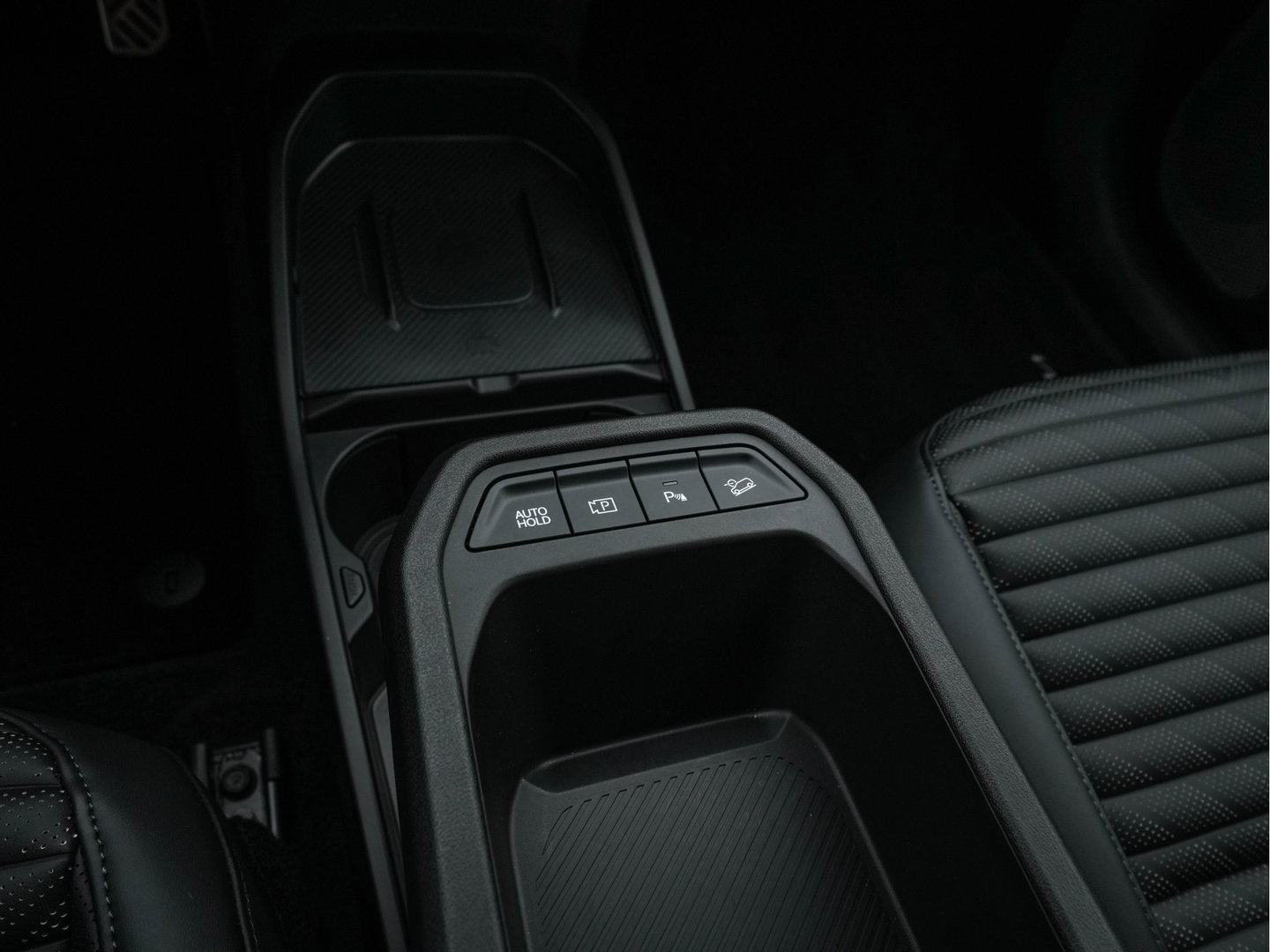Kia EV4 GT-Line 81.4 kWh (3-Fase-11kW) { SoH-100%} Aut. *HEATPUMP | LEATHER | HARMAN/KARDON | PREMIUM-RELAX-SEATS | ADAPTIVE-LED | V2L | TOPVIEW | CARPLAY | BLINDSPOT | DIGI-COCKPIT | PRIVACY-GLASS | ECC | PDC | HEATED /VENTILATED | 19"ALU*