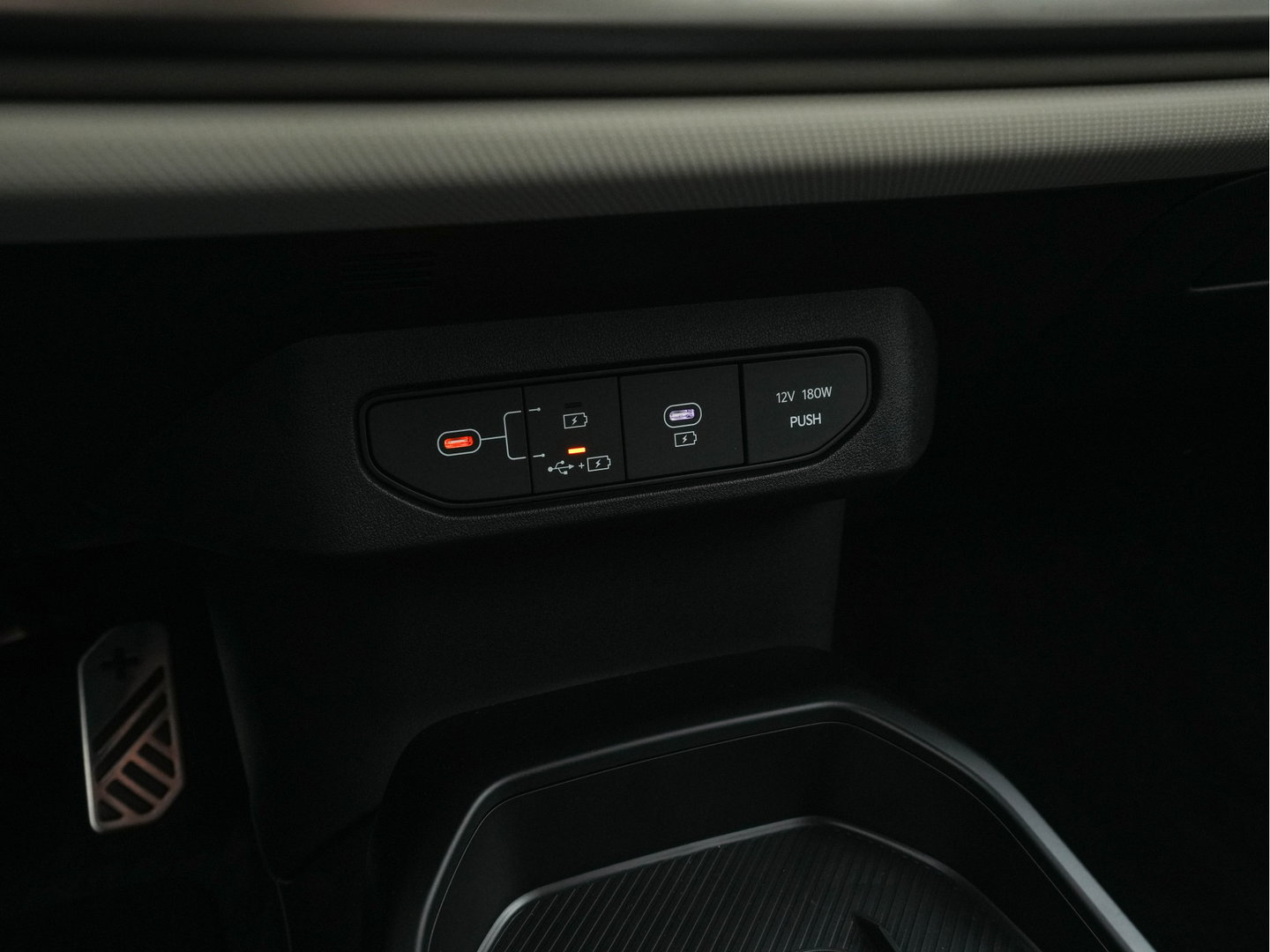 Kia EV4 GT-Line 81.4 kWh (3-Fase-11kW) { SoH-100%} Aut. *HEATPUMP | LEATHER | HARMAN/KARDON | PREMIUM-RELAX-SEATS | ADAPTIVE-LED | V2L | TOPVIEW | CARPLAY | BLINDSPOT | DIGI-COCKPIT | PRIVACY-GLASS | ECC | PDC | HEATED /VENTILATED | 19"ALU*
