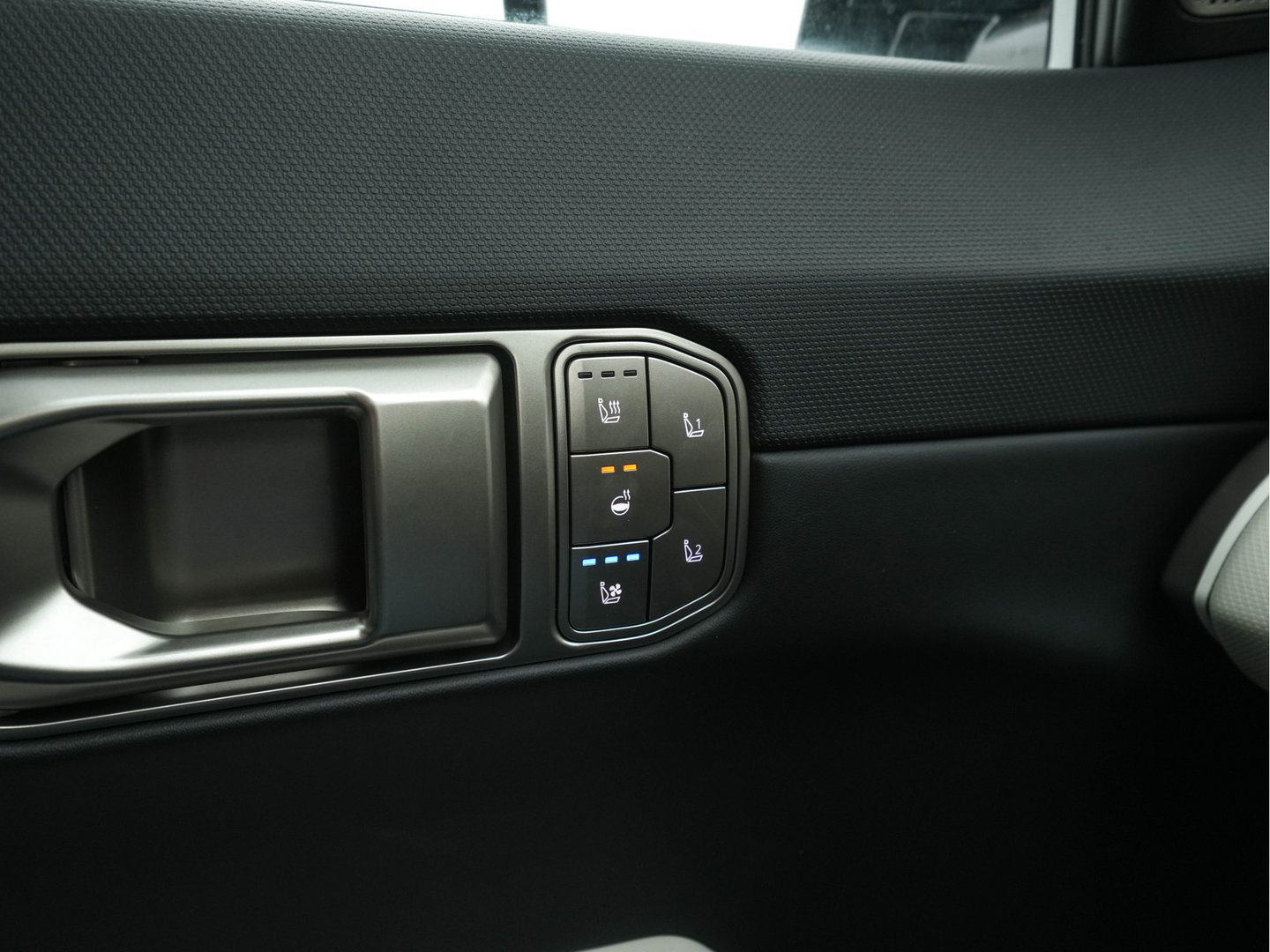 Kia EV4 GT-Line 81.4 kWh (3-Fase-11kW) { SoH-100%} Aut. *HEATPUMP | LEATHER | HARMAN/KARDON | PREMIUM-RELAX-SEATS | ADAPTIVE-LED | V2L | TOPVIEW | CARPLAY | BLINDSPOT | DIGI-COCKPIT | PRIVACY-GLASS | ECC | PDC | HEATED /VENTILATED | 19"ALU*