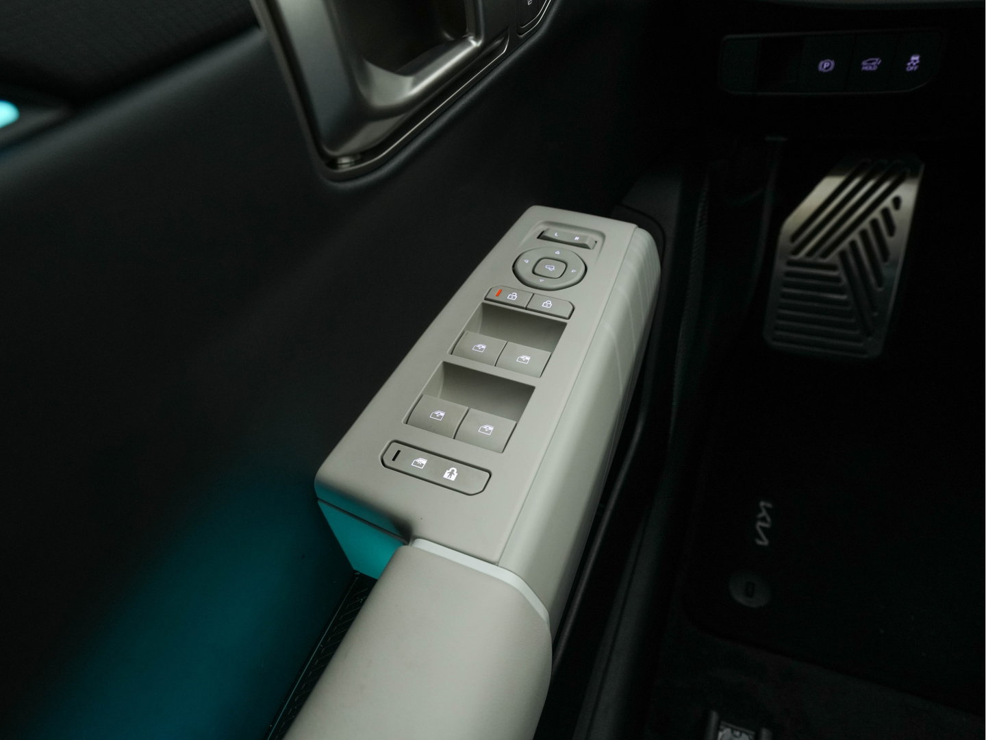 Kia EV4 GT-Line 81.4 kWh (3-Fase-11kW) { SoH-100%} Aut. *HEATPUMP | LEATHER | HARMAN/KARDON | PREMIUM-RELAX-SEATS | ADAPTIVE-LED | V2L | TOPVIEW | CARPLAY | BLINDSPOT | DIGI-COCKPIT | PRIVACY-GLASS | ECC | PDC | HEATED /VENTILATED | 19"ALU*