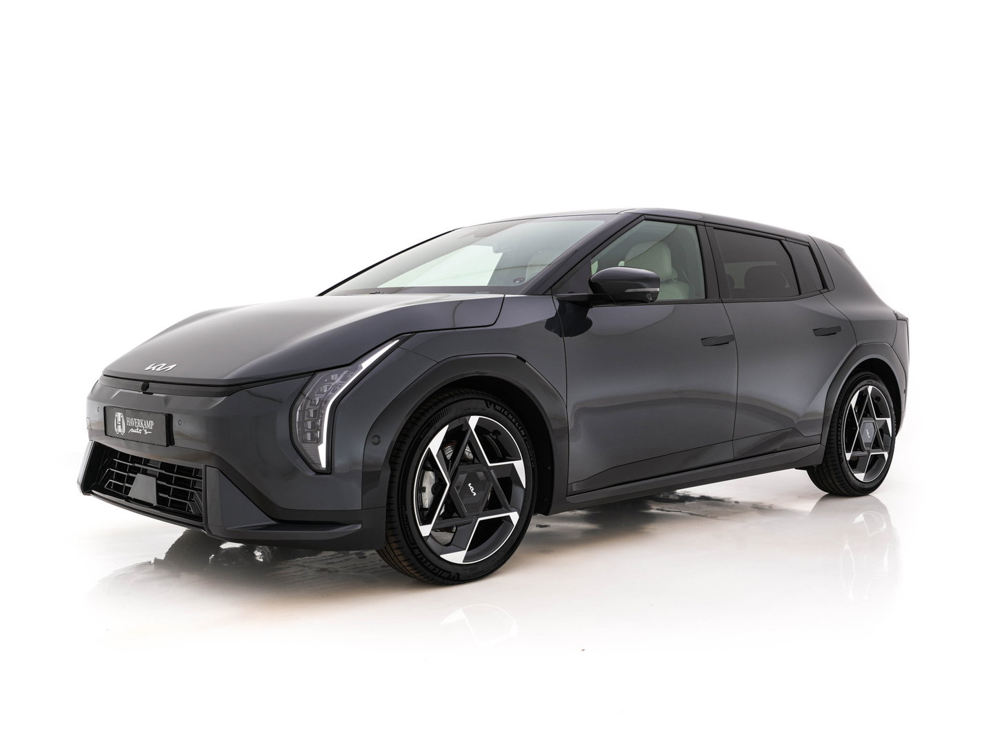 Kia EV4 GT-Line 81.4 kWh (3-Fase-11kW) { SoH-100%} Aut. *HEATPUMP | LEATHER | HARMAN/KARDON | PREMIUM-RELAX-SEATS | ADAPTIVE-LED | V2L | TOPVIEW | CARPLAY | BLINDSPOT | DIGI-COCKPIT | PRIVACY-GLASS | ECC | PDC | HEATED /VENTILATED | 19"ALU*