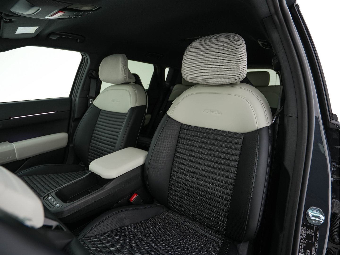 Kia EV4 GT-Line 81.4 kWh (3-Fase-11kW) { SoH-100%} Aut. *HEATPUMP | LEATHER | HARMAN/KARDON | PREMIUM-RELAX-SEATS | ADAPTIVE-LED | V2L | TOPVIEW | CARPLAY | BLINDSPOT | DIGI-COCKPIT | PRIVACY-GLASS | ECC | PDC | HEATED /VENTILATED | 19"ALU*