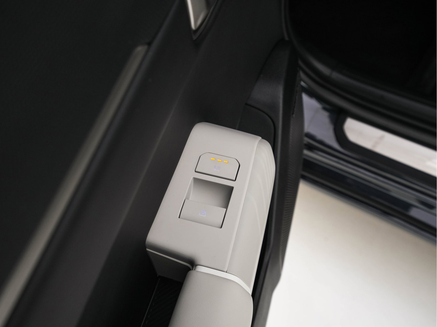 Kia EV4 GT-Line 81.4 kWh (3-Fase-11kW) { SoH-100%} Aut. *HEATPUMP | LEATHER | HARMAN/KARDON | PREMIUM-RELAX-SEATS | ADAPTIVE-LED | V2L | TOPVIEW | CARPLAY | BLINDSPOT | DIGI-COCKPIT | PRIVACY-GLASS | ECC | PDC | HEATED /VENTILATED | 19"ALU*