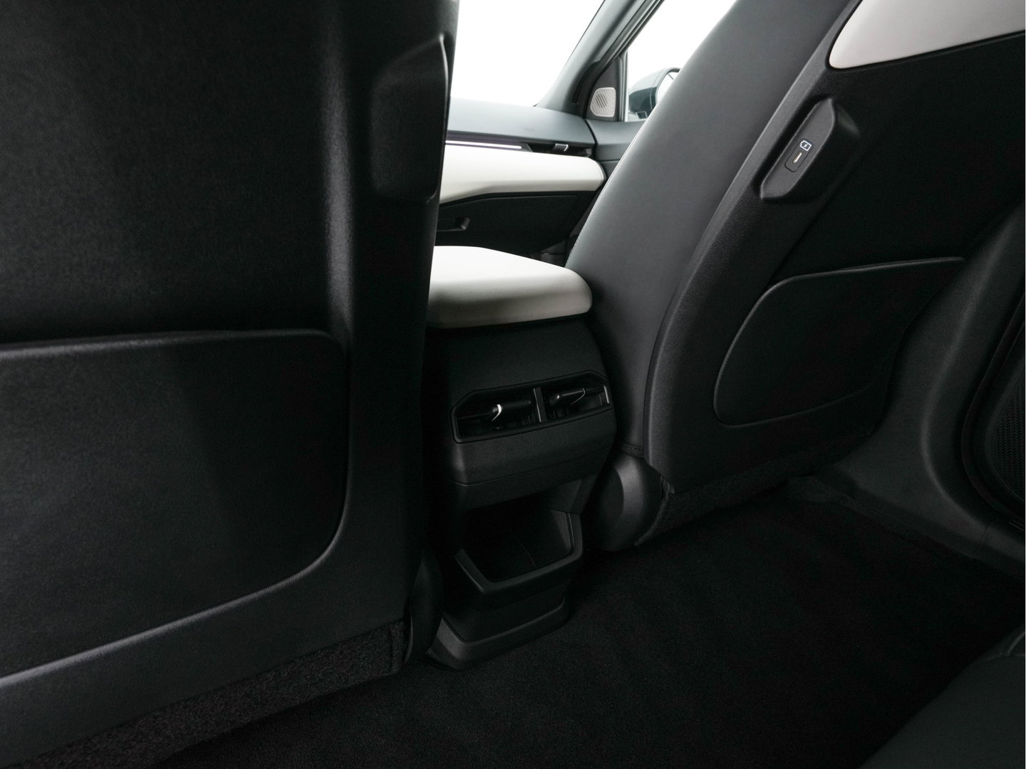 Kia EV4 GT-Line 81.4 kWh (3-Fase-11kW) { SoH-100%} Aut. *HEATPUMP | LEATHER | HARMAN/KARDON | PREMIUM-RELAX-SEATS | ADAPTIVE-LED | V2L | TOPVIEW | CARPLAY | BLINDSPOT | DIGI-COCKPIT | PRIVACY-GLASS | ECC | PDC | HEATED /VENTILATED | 19"ALU*
