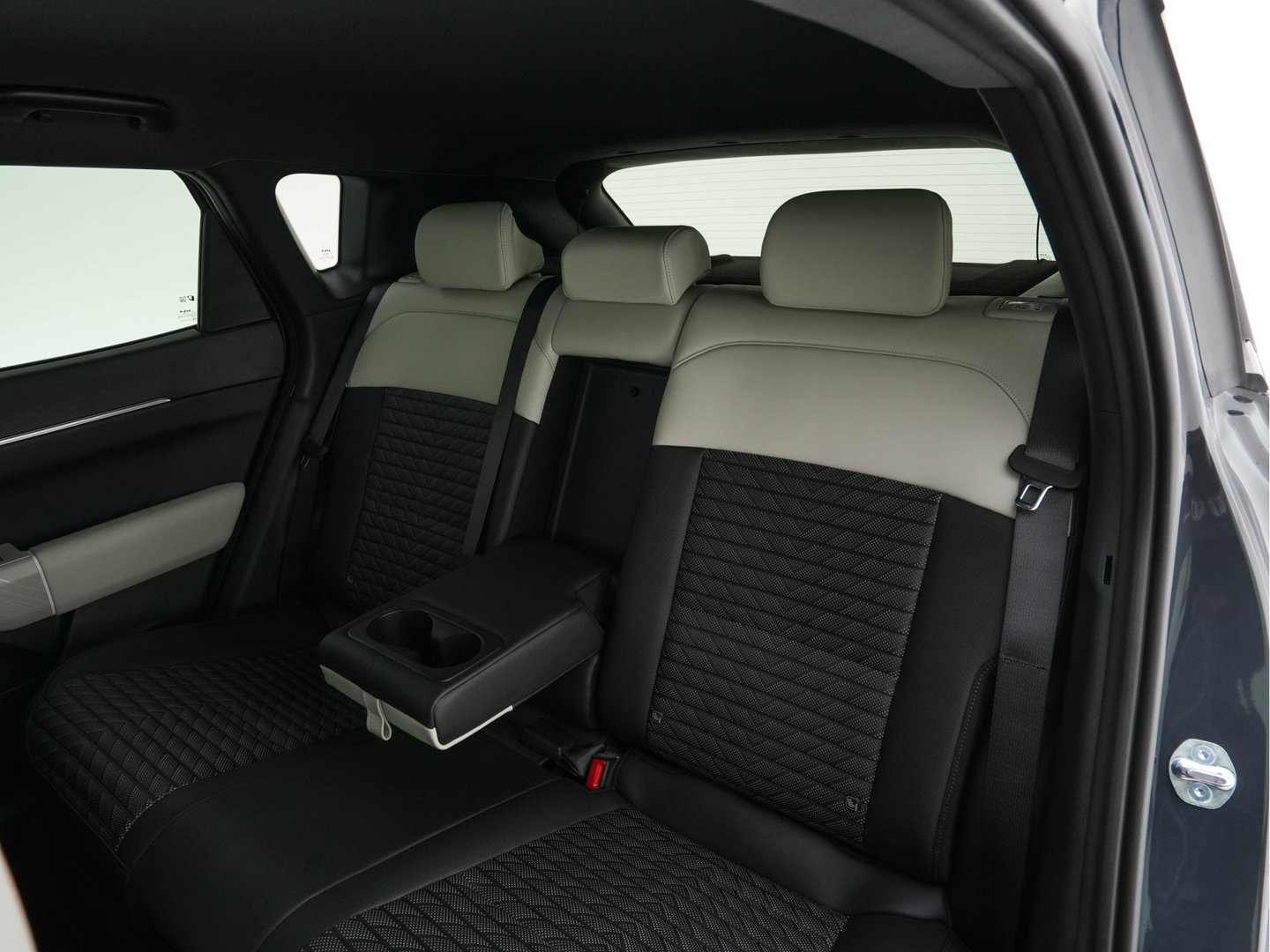 Kia EV4 GT-Line 81.4 kWh (3-Fase-11kW) { SoH-100%} Aut. *HEATPUMP | LEATHER | HARMAN/KARDON | PREMIUM-RELAX-SEATS | ADAPTIVE-LED | V2L | TOPVIEW | CARPLAY | BLINDSPOT | DIGI-COCKPIT | PRIVACY-GLASS | ECC | PDC | HEATED /VENTILATED | 19"ALU*