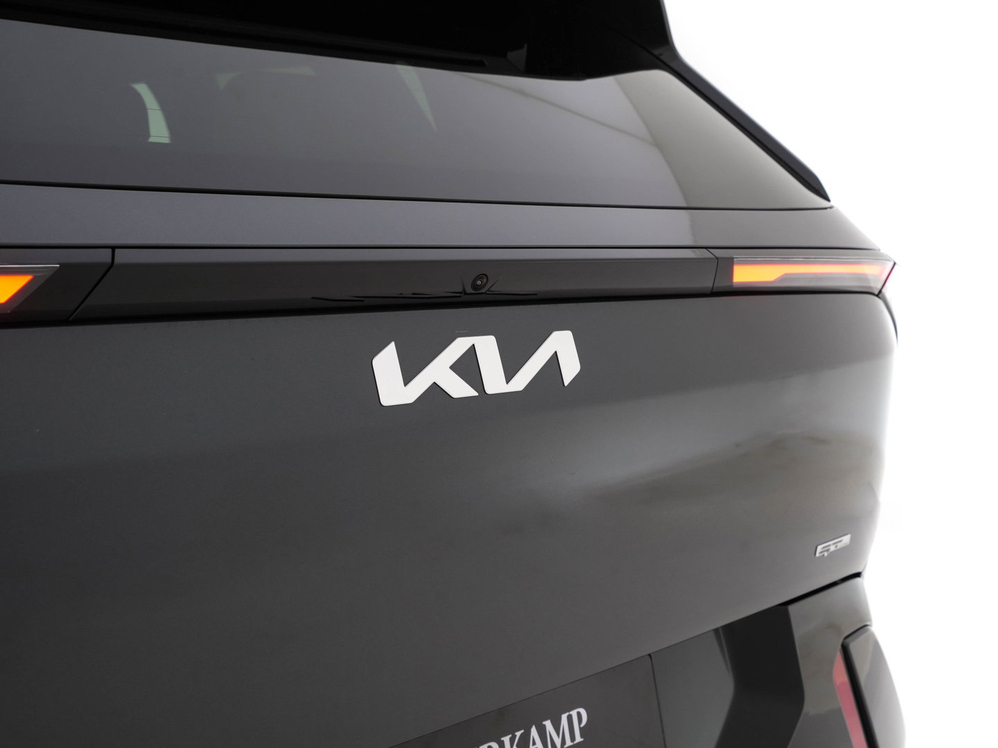 Kia EV4 GT-Line 81.4 kWh (3-Fase-11kW) { SoH-100%} Aut. *HEATPUMP | LEATHER | HARMAN/KARDON | PREMIUM-RELAX-SEATS | ADAPTIVE-LED | V2L | TOPVIEW | CARPLAY | BLINDSPOT | DIGI-COCKPIT | PRIVACY-GLASS | ECC | PDC | HEATED /VENTILATED | 19"ALU*