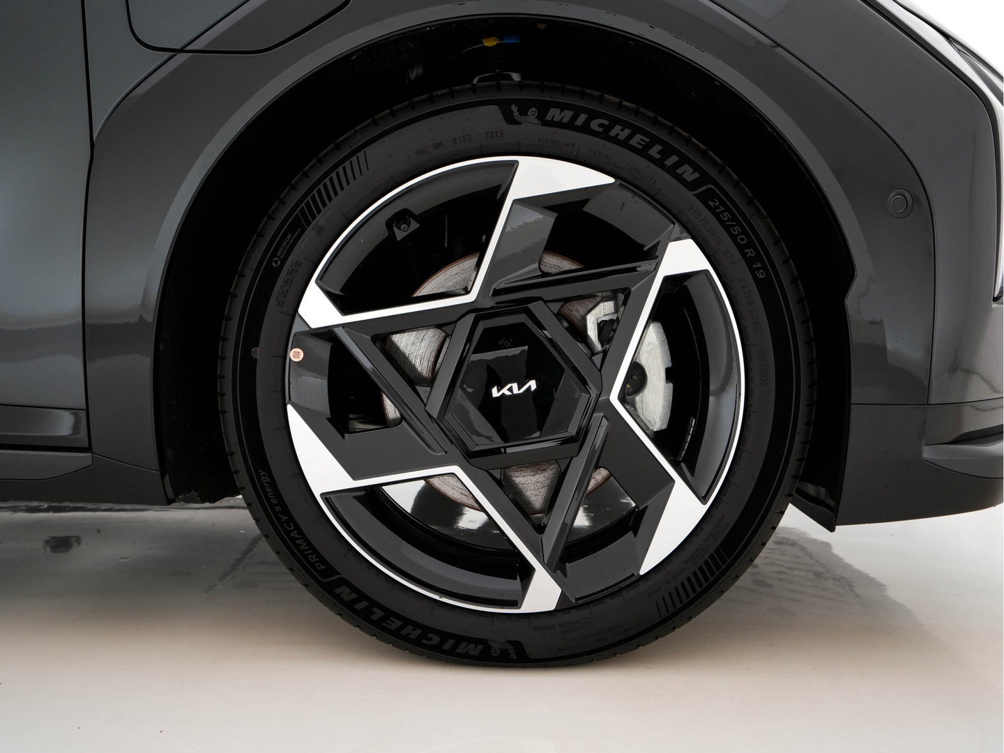Kia EV4 GT-Line 81.4 kWh (3-Fase-11kW) { SoH-100%} Aut. *HEATPUMP | LEATHER | HARMAN/KARDON | PREMIUM-RELAX-SEATS | ADAPTIVE-LED | V2L | TOPVIEW | CARPLAY | BLINDSPOT | DIGI-COCKPIT | PRIVACY-GLASS | ECC | PDC | HEATED /VENTILATED | 19"ALU*