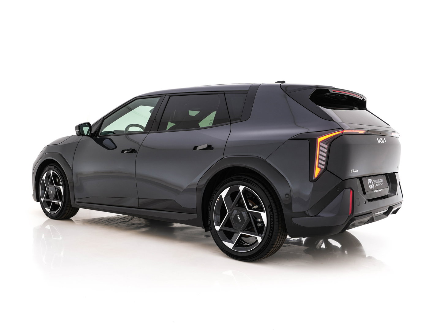 Kia EV4 GT-Line 81.4 kWh (3-Fase-11kW) { SoH-100%} Aut. *HEATPUMP | LEATHER | HARMAN/KARDON | PREMIUM-RELAX-SEATS | ADAPTIVE-LED | V2L | TOPVIEW | CARPLAY | BLINDSPOT | DIGI-COCKPIT | PRIVACY-GLASS | ECC | PDC | HEATED /VENTILATED | 19"ALU*