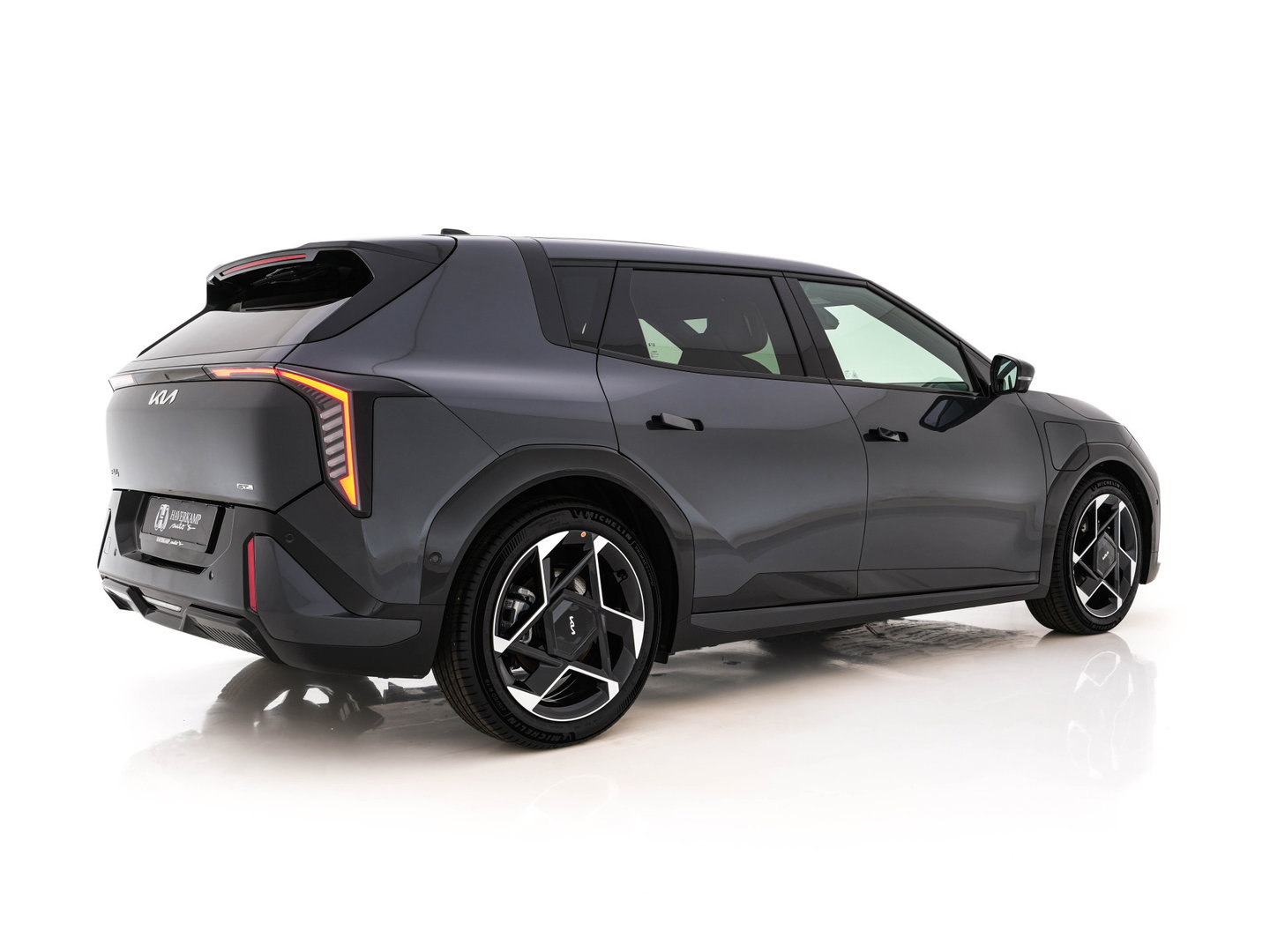 Kia EV4 GT-Line 81.4 kWh (3-Fase-11kW) { SoH-100%} Aut. *HEATPUMP | LEATHER | HARMAN/KARDON | PREMIUM-RELAX-SEATS | ADAPTIVE-LED | V2L | TOPVIEW | CARPLAY | BLINDSPOT | DIGI-COCKPIT | PRIVACY-GLASS | ECC | PDC | HEATED /VENTILATED | 19"ALU*