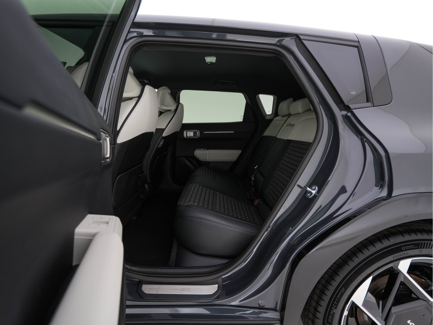 Kia EV4 GT-Line 81.4 kWh (3-Fase-11kW) { SoH-100%} Aut. *HEATPUMP | LEATHER | HARMAN/KARDON | PREMIUM-RELAX-SEATS | ADAPTIVE-LED | V2L | TOPVIEW | CARPLAY | BLINDSPOT | DIGI-COCKPIT | PRIVACY-GLASS | ECC | PDC | HEATED /VENTILATED | 19"ALU*