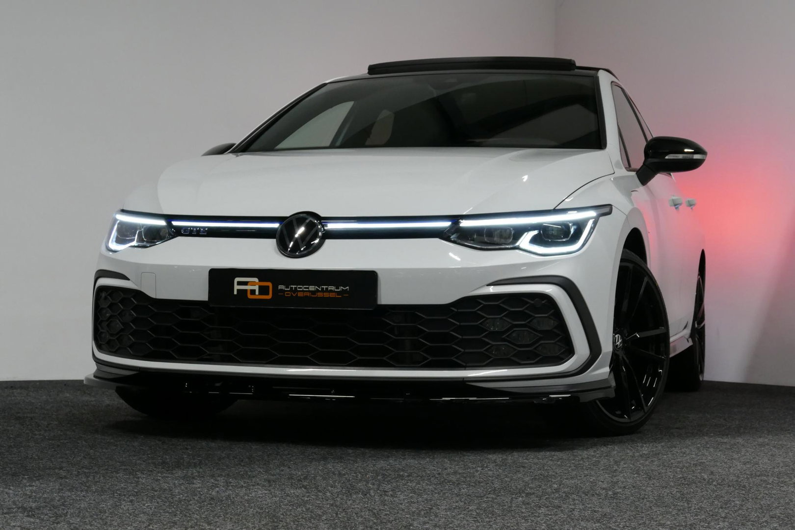 Volkswagen Golf 1.4 eHybrid GTE / GTI Look Diffuser / GTI Look Spoiler / Maxton Design Bodykit / Panoramadak / Matrix LED / Apple Carplay - Android Auto / Stoelverwarming / Ambienteverlichting / 19'' LMV / Achteruitrijcamera / Rode remzadels / Mistverlichting LED