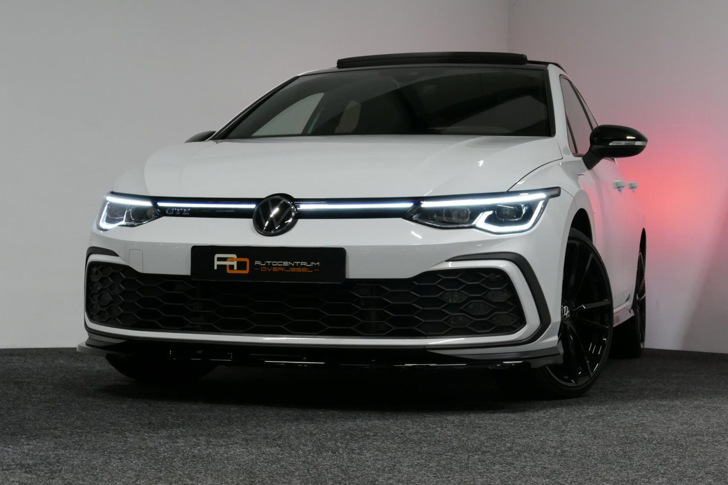Volkswagen Golf 1.4 eHybrid GTE / GTI Look Diffuser / GTI Look Spoiler / Maxton Design Bodykit / Panoramadak / Matrix LED / Apple Carplay - Android Auto / Stoelverwarming / Ambienteverlichting / 19'' LMV / Achteruitrijcamera / Rode remzadels / Mistverlichting LED