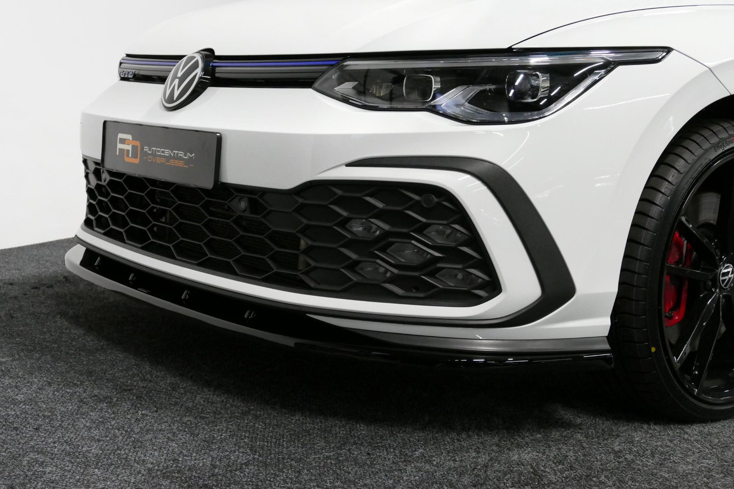 Volkswagen Golf 1.4 eHybrid GTE / GTI Look Diffuser / GTI Look Spoiler / Maxton Design Bodykit / Panoramadak / Matrix LED / Apple Carplay - Android Auto / Stoelverwarming / Ambienteverlichting / 19'' LMV / Achteruitrijcamera / Rode remzadels / Mistverlichting LED