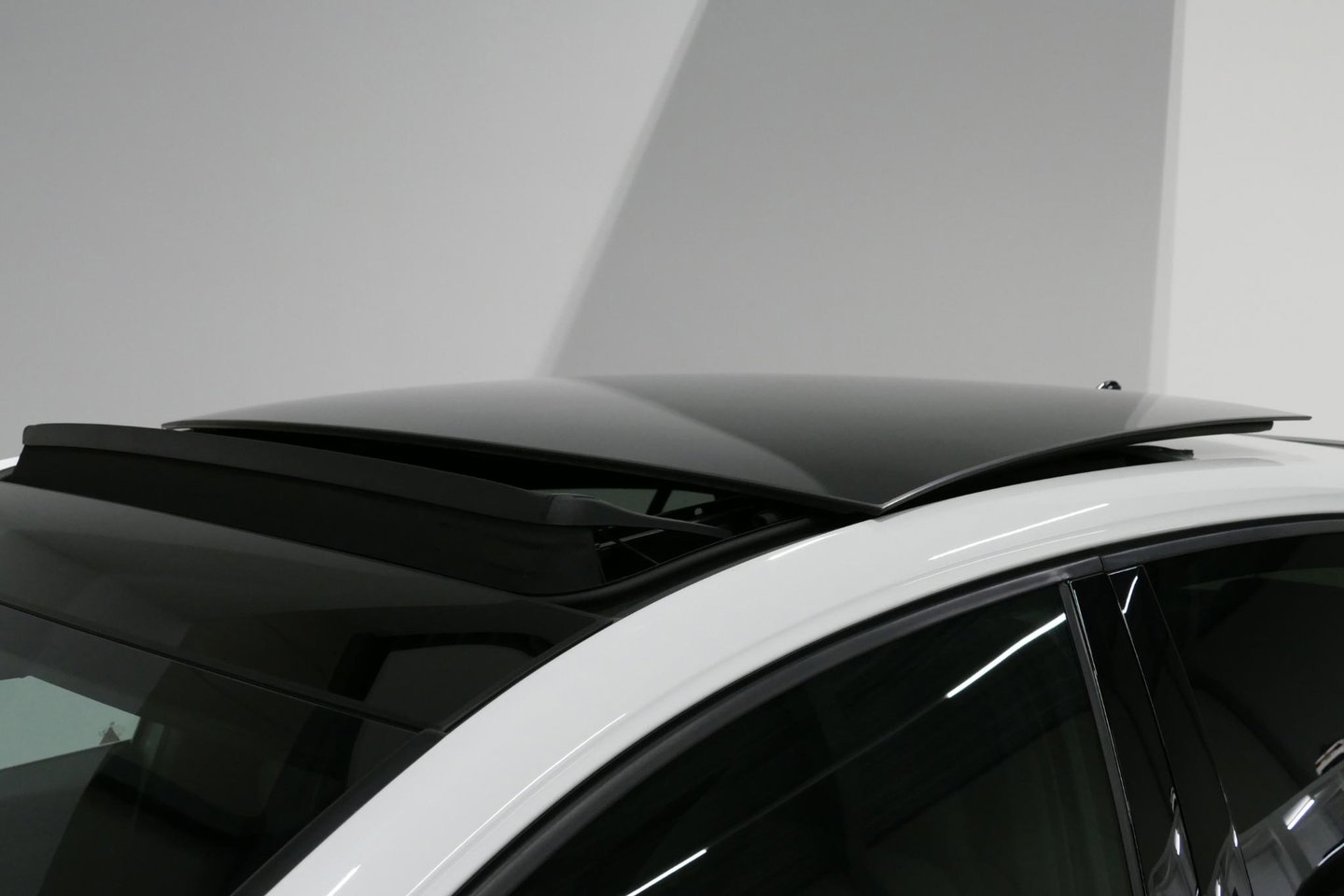 Volkswagen Golf 1.4 eHybrid GTE / GTI Look Diffuser / GTI Look Spoiler / Maxton Design Bodykit / Panoramadak / Matrix LED / Apple Carplay - Android Auto / Stoelverwarming / Ambienteverlichting / 19'' LMV / Achteruitrijcamera / Rode remzadels / Mistverlichting LED