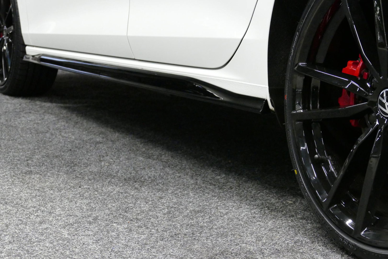 Volkswagen Golf 1.4 eHybrid GTE / GTI Look Diffuser / GTI Look Spoiler / Maxton Design Bodykit / Panoramadak / Matrix LED / Apple Carplay - Android Auto / Stoelverwarming / Ambienteverlichting / 19'' LMV / Achteruitrijcamera / Rode remzadels / Mistverlichting LED