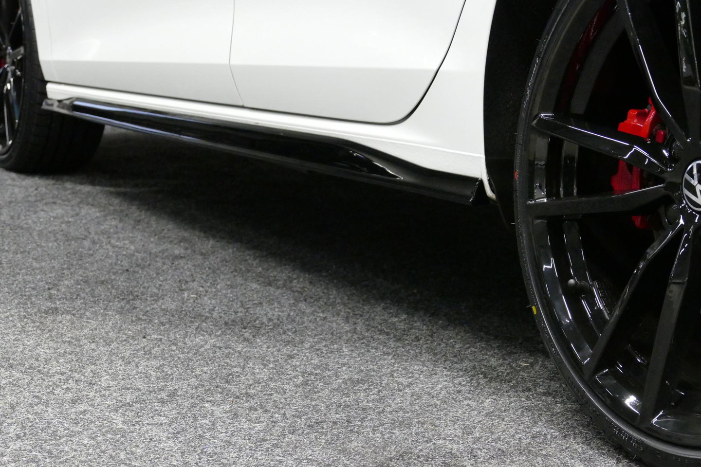 Volkswagen Golf 1.4 eHybrid GTE / GTI Look Diffuser / GTI Look Spoiler / Maxton Design Bodykit / Panoramadak / Matrix LED / Apple Carplay - Android Auto / Stoelverwarming / Ambienteverlichting / 19'' LMV / Achteruitrijcamera / Rode remzadels / Mistverlichting LED