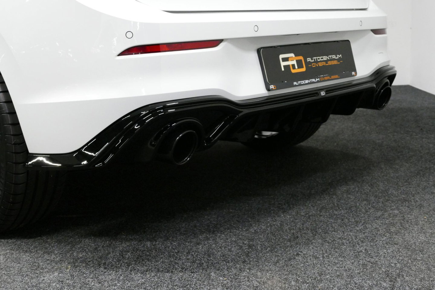 Volkswagen Golf 1.4 eHybrid GTE / GTI Look Diffuser / GTI Look Spoiler / Maxton Design Bodykit / Panoramadak / Matrix LED / Apple Carplay - Android Auto / Stoelverwarming / Ambienteverlichting / 19'' LMV / Achteruitrijcamera / Rode remzadels / Mistverlichting LED