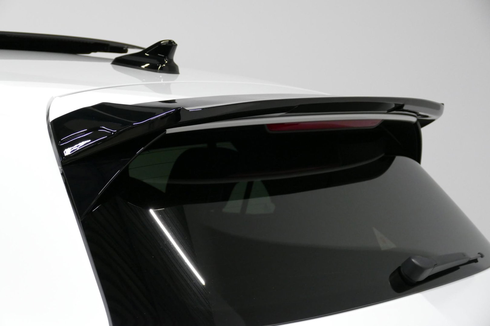 Volkswagen Golf 1.4 eHybrid GTE / GTI Look Diffuser / GTI Look Spoiler / Maxton Design Bodykit / Panoramadak / Matrix LED / Apple Carplay - Android Auto / Stoelverwarming / Ambienteverlichting / 19'' LMV / Achteruitrijcamera / Rode remzadels / Mistverlichting LED