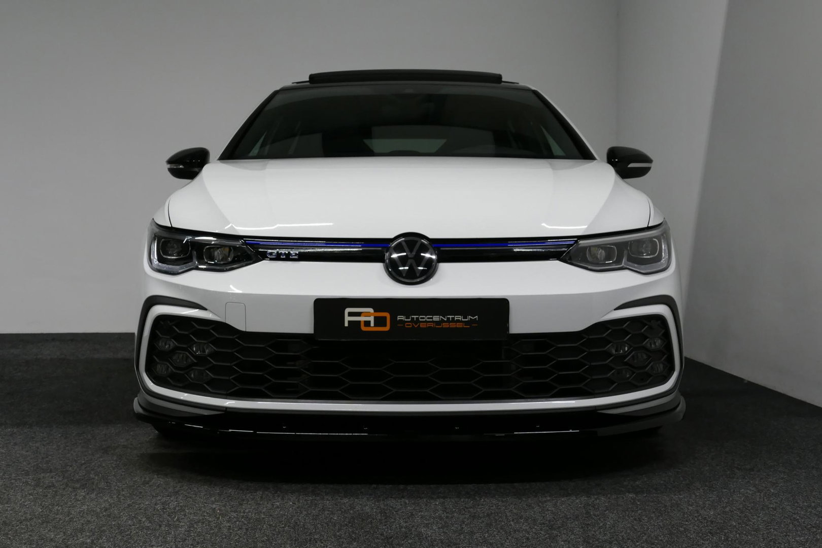 Volkswagen Golf 1.4 eHybrid GTE / GTI Look Diffuser / GTI Look Spoiler / Maxton Design Bodykit / Panoramadak / Matrix LED / Apple Carplay - Android Auto / Stoelverwarming / Ambienteverlichting / 19'' LMV / Achteruitrijcamera / Rode remzadels / Mistverlichting LED
