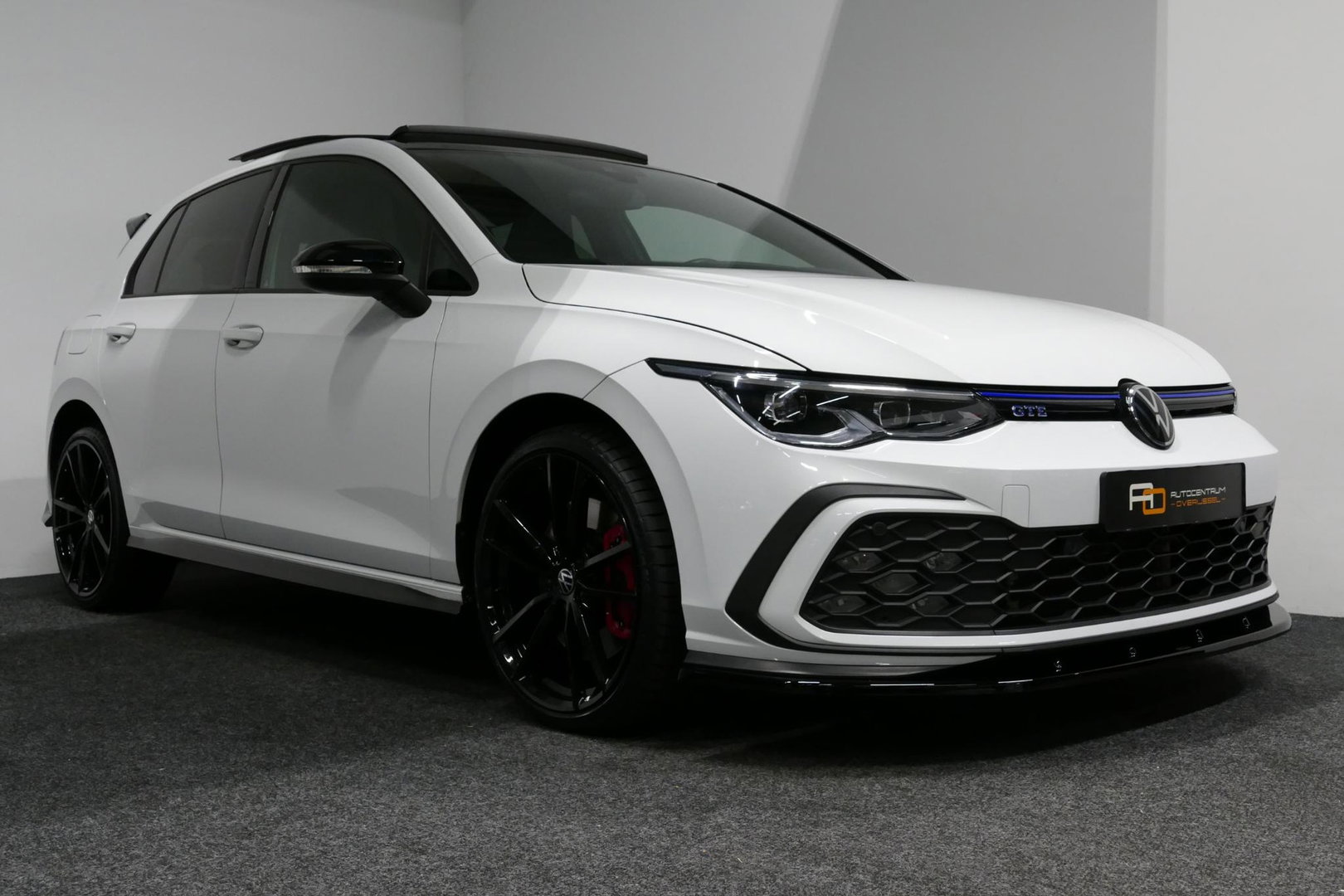 Volkswagen Golf 1.4 eHybrid GTE / GTI Look Diffuser / GTI Look Spoiler / Maxton Design Bodykit / Panoramadak / Matrix LED / Apple Carplay - Android Auto / Stoelverwarming / Ambienteverlichting / 19'' LMV / Achteruitrijcamera / Rode remzadels / Mistverlichting LED