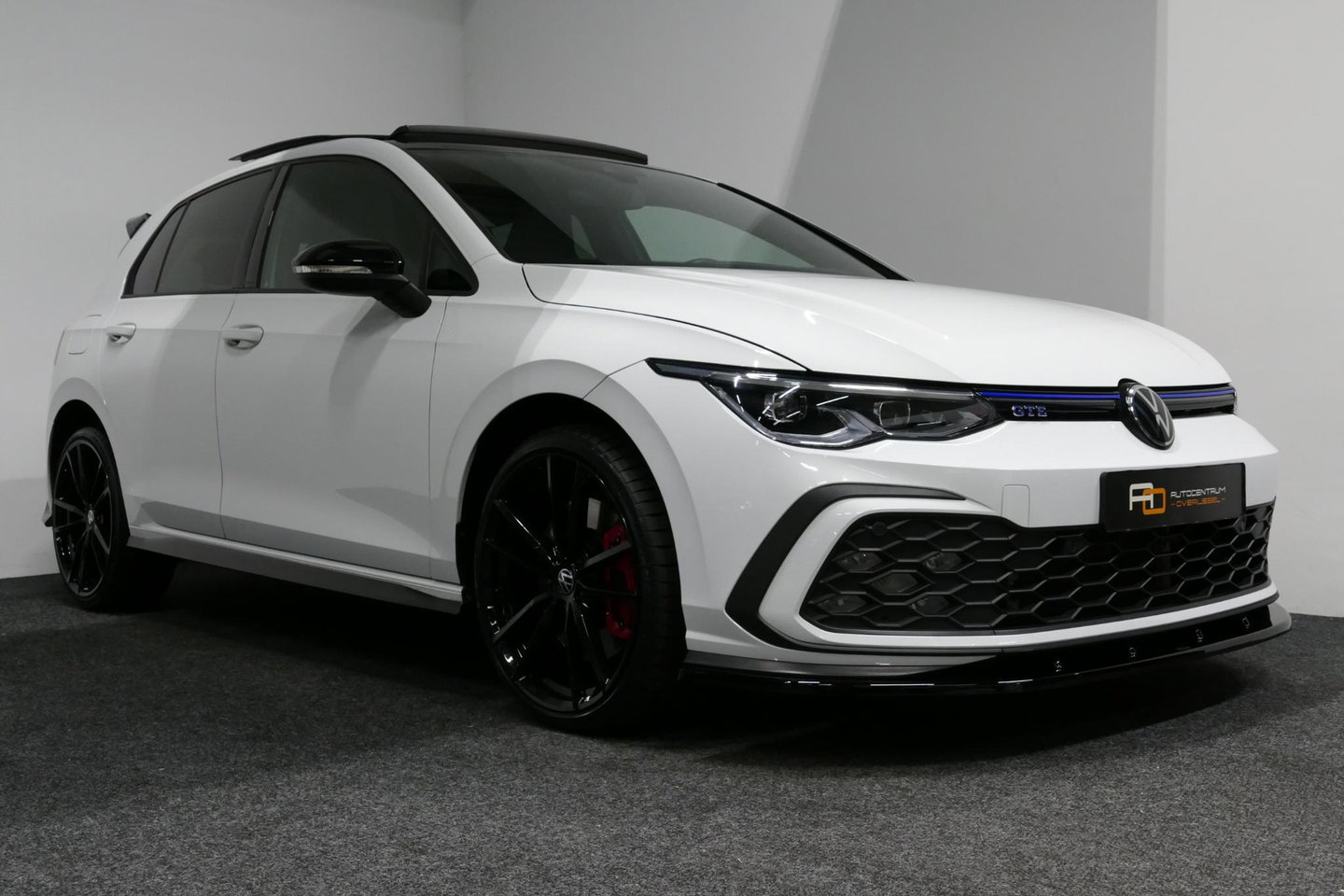 Volkswagen Golf 1.4 eHybrid GTE / GTI Look Diffuser / GTI Look Spoiler / Maxton Design Bodykit / Panoramadak / Matrix LED / Apple Carplay - Android Auto / Stoelverwarming / Ambienteverlichting / 19'' LMV / Achteruitrijcamera / Rode remzadels / Mistverlichting LED