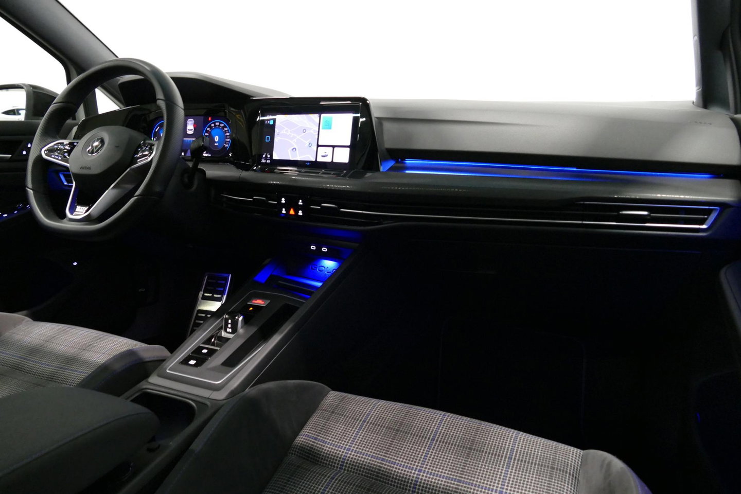 Volkswagen Golf 1.4 eHybrid GTE / GTI Look Diffuser / GTI Look Spoiler / Maxton Design Bodykit / Panoramadak / Matrix LED / Apple Carplay - Android Auto / Stoelverwarming / Ambienteverlichting / 19'' LMV / Achteruitrijcamera / Rode remzadels / Mistverlichting LED