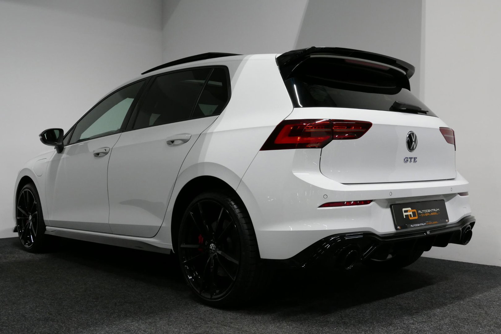 Volkswagen Golf 1.4 eHybrid GTE / GTI Look Diffuser / GTI Look Spoiler / Maxton Design Bodykit / Panoramadak / Matrix LED / Apple Carplay - Android Auto / Stoelverwarming / Ambienteverlichting / 19'' LMV / Achteruitrijcamera / Rode remzadels / Mistverlichting LED