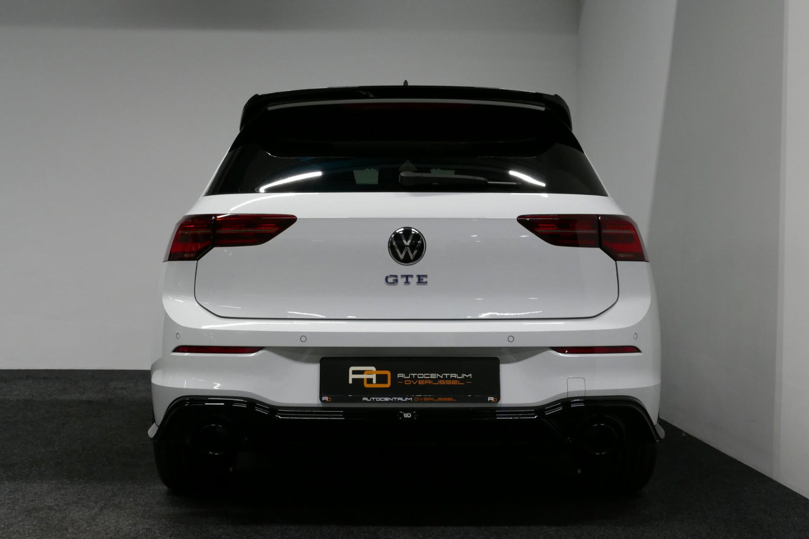 Volkswagen Golf 1.4 eHybrid GTE / GTI Look Diffuser / GTI Look Spoiler / Maxton Design Bodykit / Panoramadak / Matrix LED / Apple Carplay - Android Auto / Stoelverwarming / Ambienteverlichting / 19'' LMV / Achteruitrijcamera / Rode remzadels / Mistverlichting LED