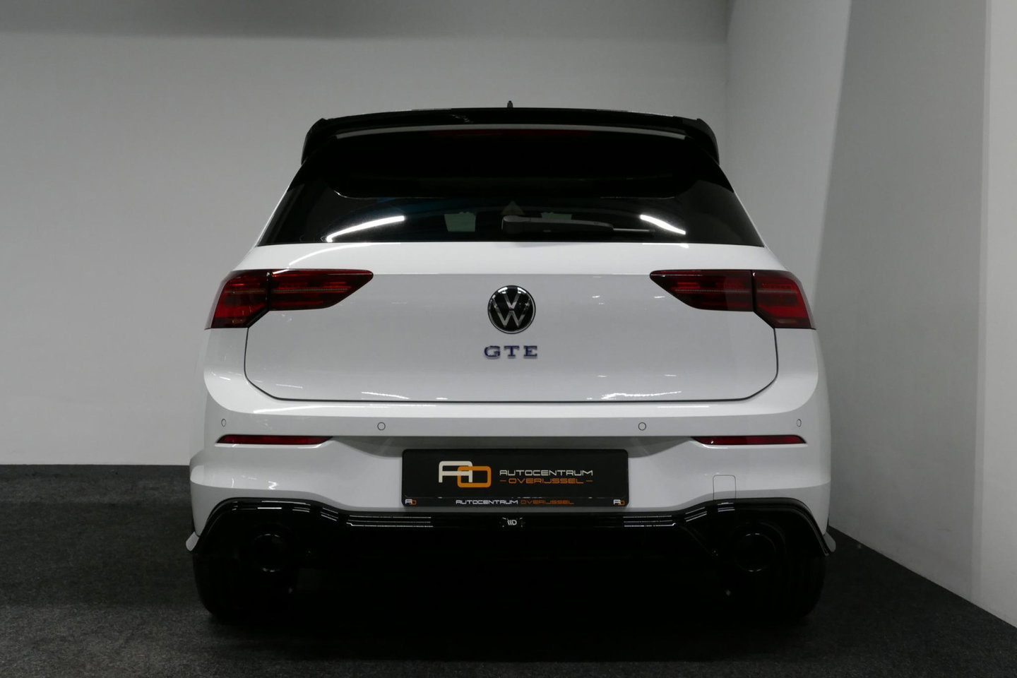 Volkswagen Golf 1.4 eHybrid GTE / GTI Look Diffuser / GTI Look Spoiler / Maxton Design Bodykit / Panoramadak / Matrix LED / Apple Carplay - Android Auto / Stoelverwarming / Ambienteverlichting / 19'' LMV / Achteruitrijcamera / Rode remzadels / Mistverlichting LED