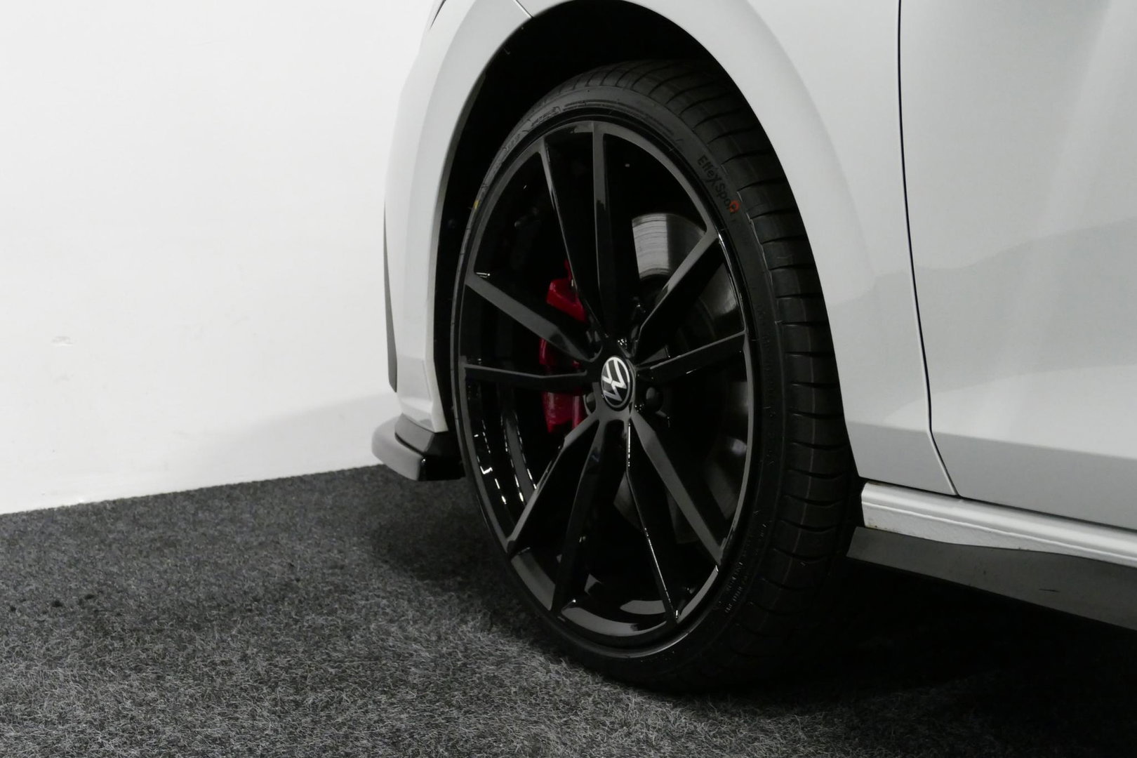 Volkswagen Golf 1.4 eHybrid GTE / GTI Look Diffuser / GTI Look Spoiler / Maxton Design Bodykit / Panoramadak / Matrix LED / Apple Carplay - Android Auto / Stoelverwarming / Ambienteverlichting / 19'' LMV / Achteruitrijcamera / Rode remzadels / Mistverlichting LED