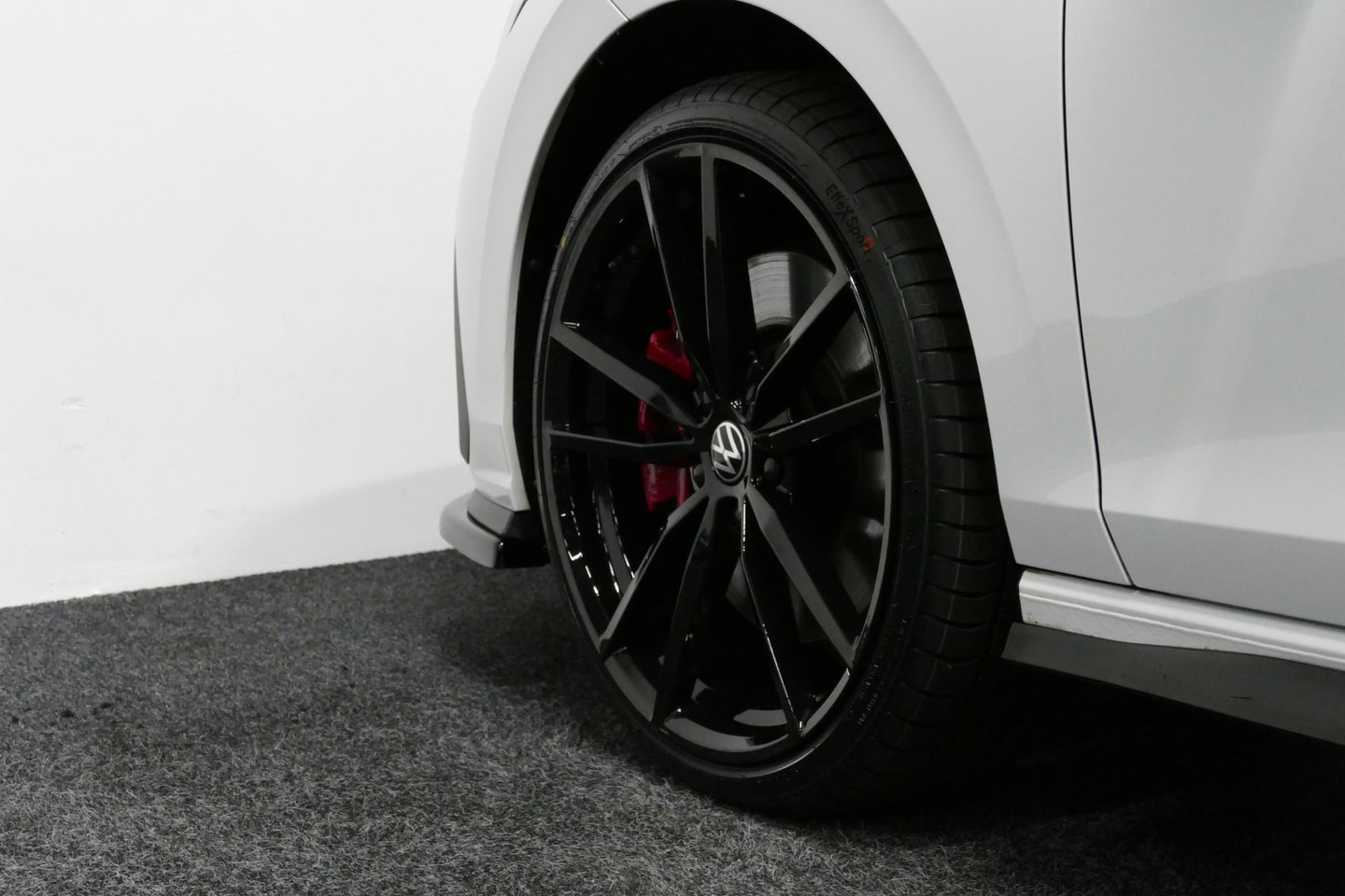 Volkswagen Golf 1.4 eHybrid GTE / GTI Look Diffuser / GTI Look Spoiler / Maxton Design Bodykit / Panoramadak / Matrix LED / Apple Carplay - Android Auto / Stoelverwarming / Ambienteverlichting / 19'' LMV / Achteruitrijcamera / Rode remzadels / Mistverlichting LED