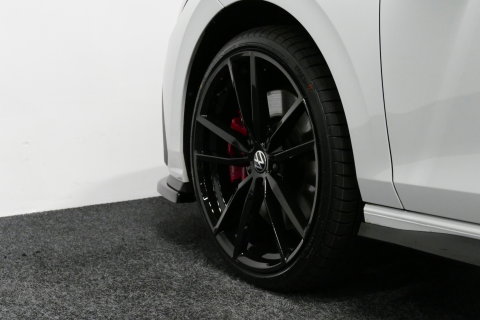Volkswagen Golf 1.4 eHybrid GTE / GTI Look Diffuser / GTI Look Spoiler / Maxton Design Bodykit / Panoramadak / Matrix LED / Apple Carplay - Android Auto / Stoelverwarming / Ambienteverlichting / 19'' LMV / Achteruitrijcamera / Rode remzadels / Mistverlichting LED