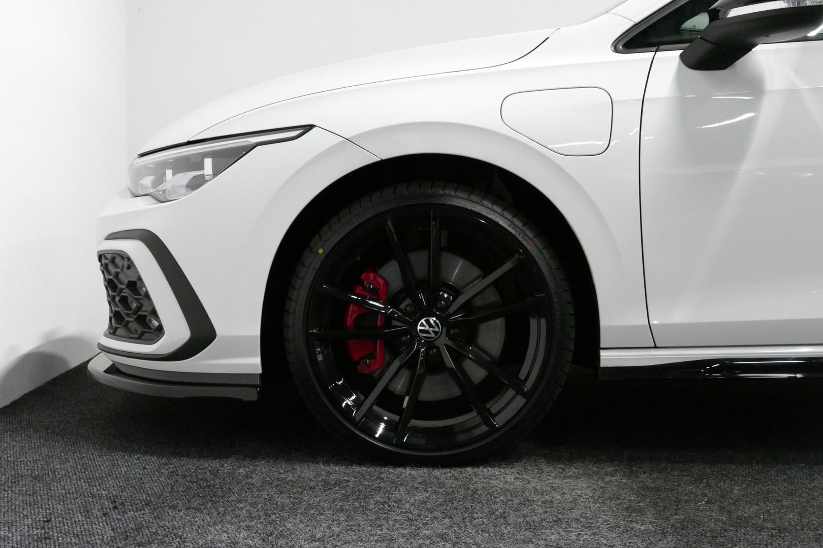 Volkswagen Golf 1.4 eHybrid GTE / GTI Look Diffuser / GTI Look Spoiler / Maxton Design Bodykit / Panoramadak / Matrix LED / Apple Carplay - Android Auto / Stoelverwarming / Ambienteverlichting / 19'' LMV / Achteruitrijcamera / Rode remzadels / Mistverlichting LED