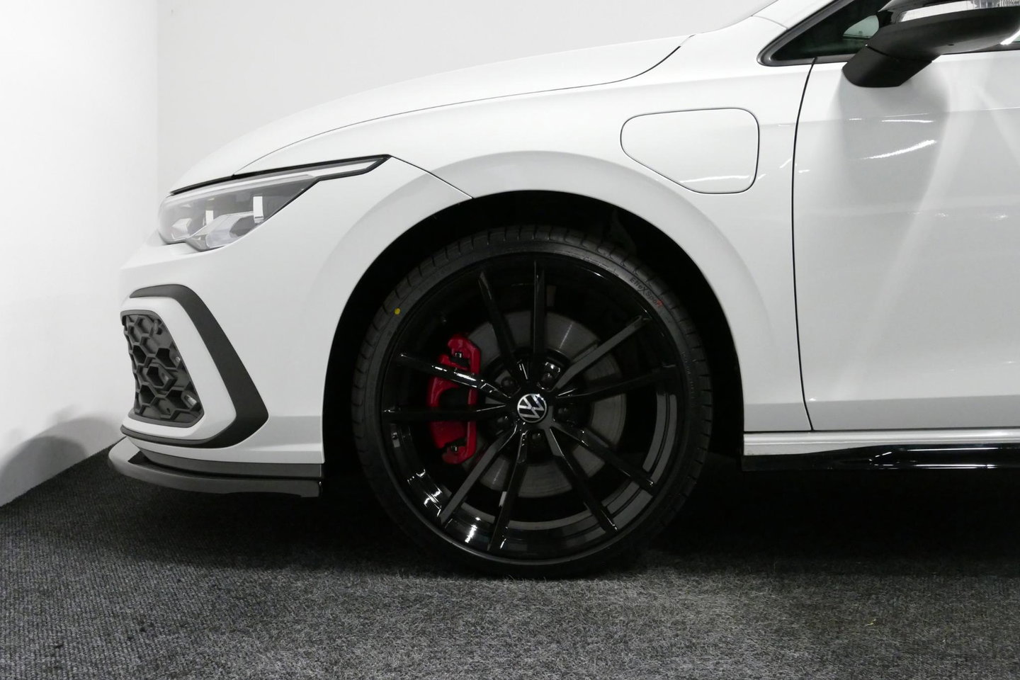 Volkswagen Golf 1.4 eHybrid GTE / GTI Look Diffuser / GTI Look Spoiler / Maxton Design Bodykit / Panoramadak / Matrix LED / Apple Carplay - Android Auto / Stoelverwarming / Ambienteverlichting / 19'' LMV / Achteruitrijcamera / Rode remzadels / Mistverlichting LED