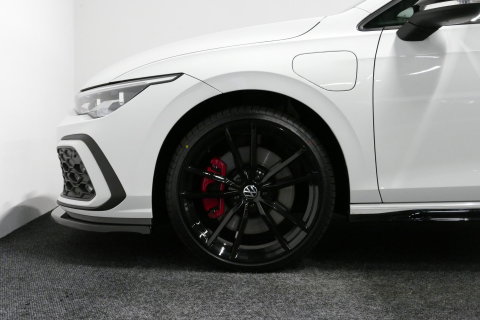 Volkswagen Golf 1.4 eHybrid GTE / GTI Look Diffuser / GTI Look Spoiler / Maxton Design Bodykit / Panoramadak / Matrix LED / Apple Carplay - Android Auto / Stoelverwarming / Ambienteverlichting / 19'' LMV / Achteruitrijcamera / Rode remzadels / Mistverlichting LED