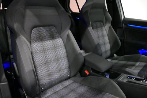 Volkswagen Golf 1.4 eHybrid GTE / GTI Look Diffuser / GTI Look Spoiler / Maxton Design Bodykit / Panoramadak / Matrix LED / Apple Carplay - Android Auto / Stoelverwarming / Ambienteverlichting / 19'' LMV / Achteruitrijcamera / Rode remzadels / Mistverlichting LED